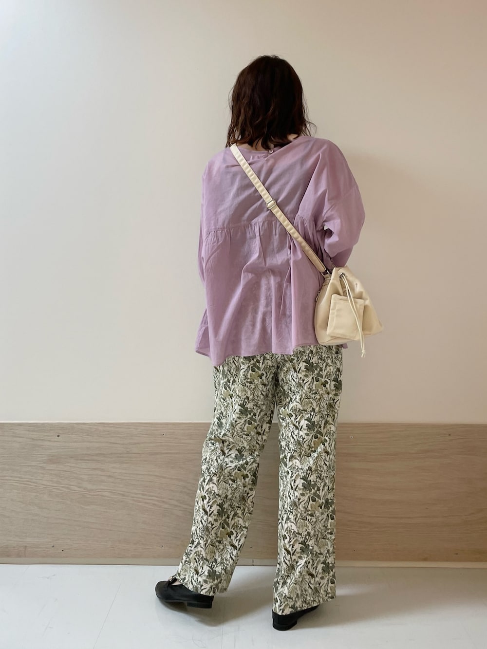 「URBAN RESEARCH DOORS、URBAN RESEARCH DOORS WOMENS、アーバンリサーチドアーズ、ピンク、花柄、花柄パンツ、イージーパンツ、きれいめカジュアル、デートコーデ、春夏コーデ、ローファー、夏コーデ、低身長コーデ、骨格スタイル、お出掛けコーデ」|「URBAN RESEARCH DOORSの『イージーケア』フラワープリントイージーパンツ(その他パンツ、ホワイト系)」を使った、ホンダ マユさん(レディース・152cm)の夏コーディネートの7枚目の写真