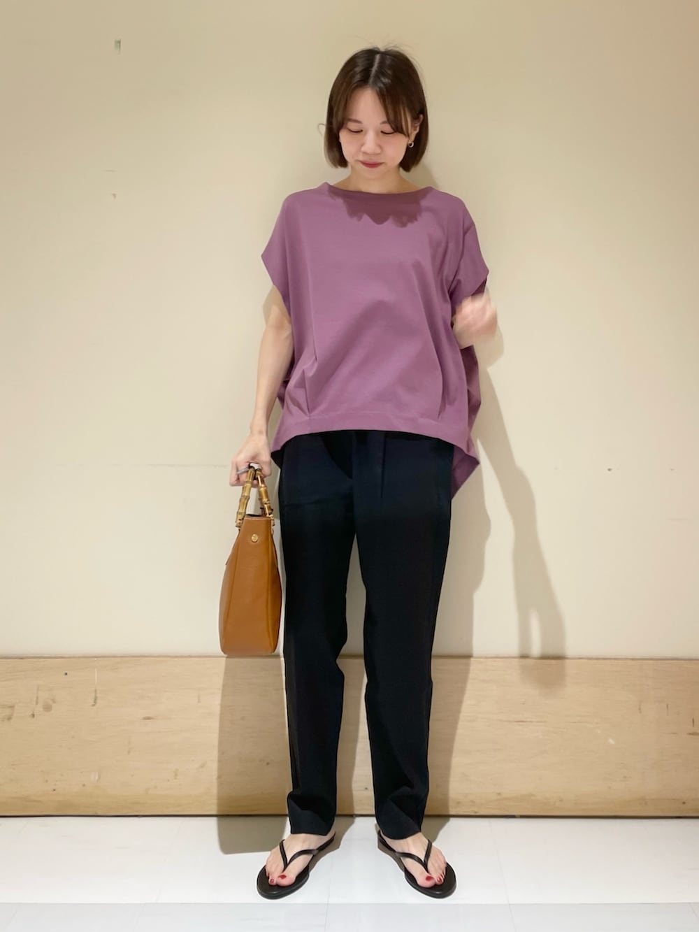 パープル系のTシャツ/カットソー、ブラック系のサンダル、ブラック系のその他パンツを着用したレディースの夏コーディネートの2枚目の写真