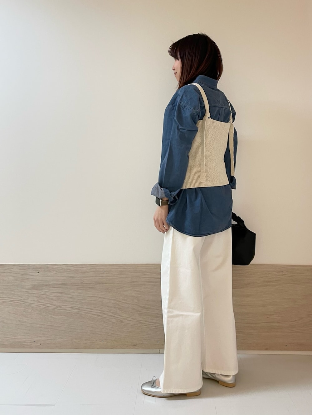 シルバー系のバレエシューズ、ホワイト系のその他パンツ、ベージュ系のニット/セーターを着用したレディースの春コーディネートの4枚目の写真