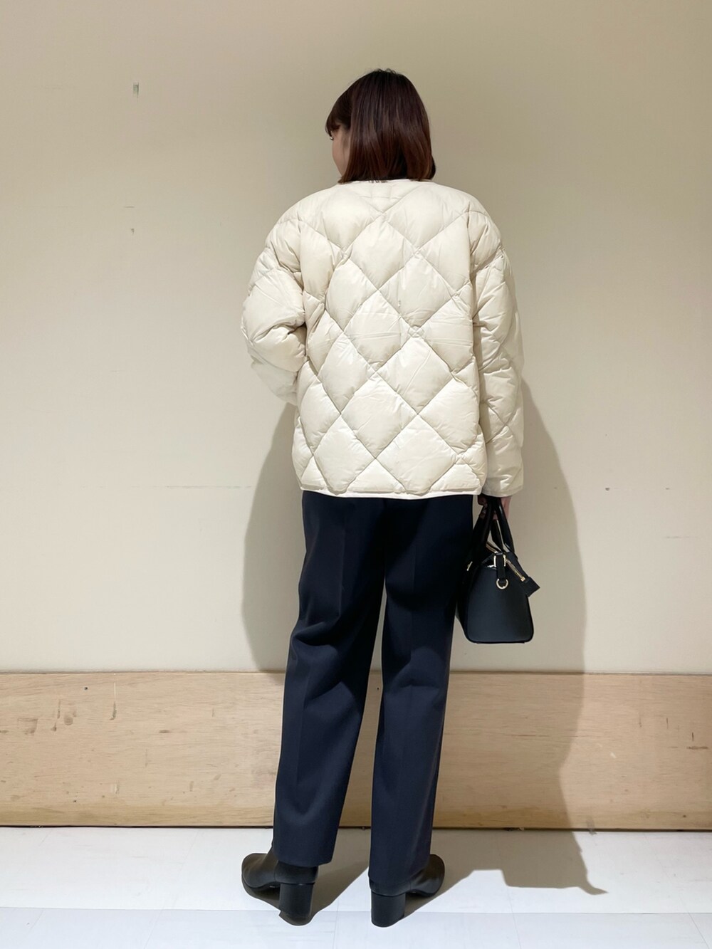 グレー系のその他パンツ、ホワイト系のダウンジャケット/コート、ホワイト系のシャツ/ブラウスを着用したレディースの冬コーディネートの7枚目の写真