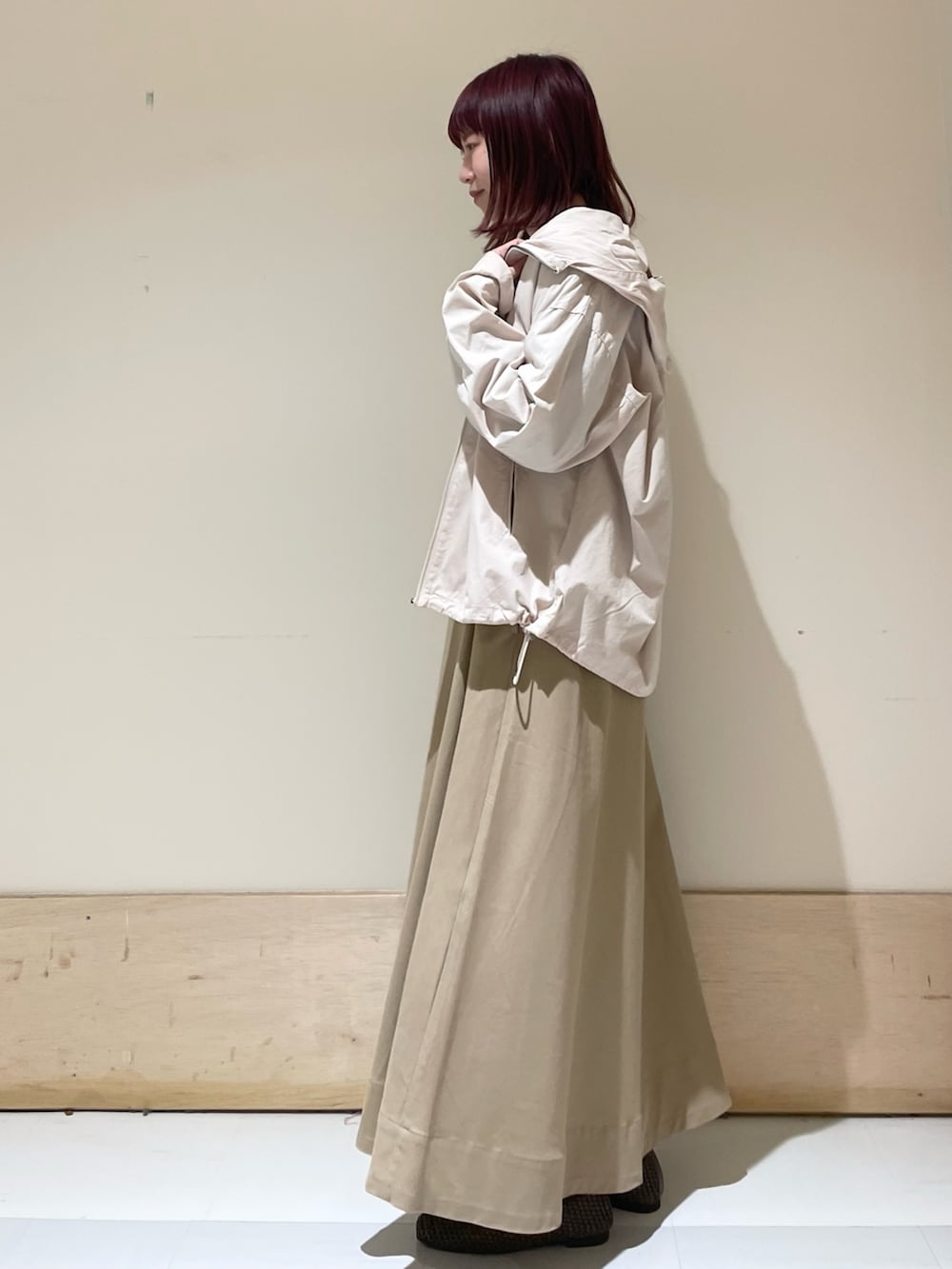 ベージュ系のスカート、ブラウン系のパンプス、ブルー系のカーディガン/ボレロを着用したレディースの春コーディネートの4枚目の写真