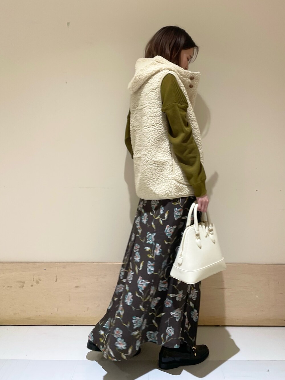 ホワイト系のショルダーバッグ、ブラック系のレインシューズ、イエロー系のTシャツ/カットソーを着用したレディースの秋コーディネートの7枚目の写真