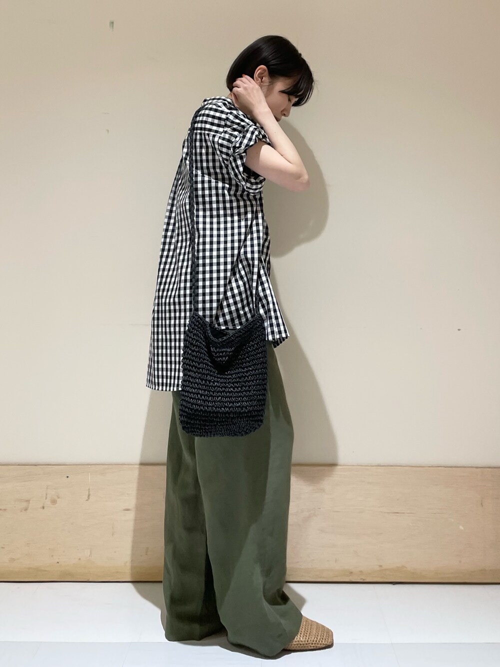 ブラック系のショルダーバッグ、ベージュ系のバレエシューズ、グリーン系のその他パンツを着用したレディースの夏コーディネートの5枚目の写真