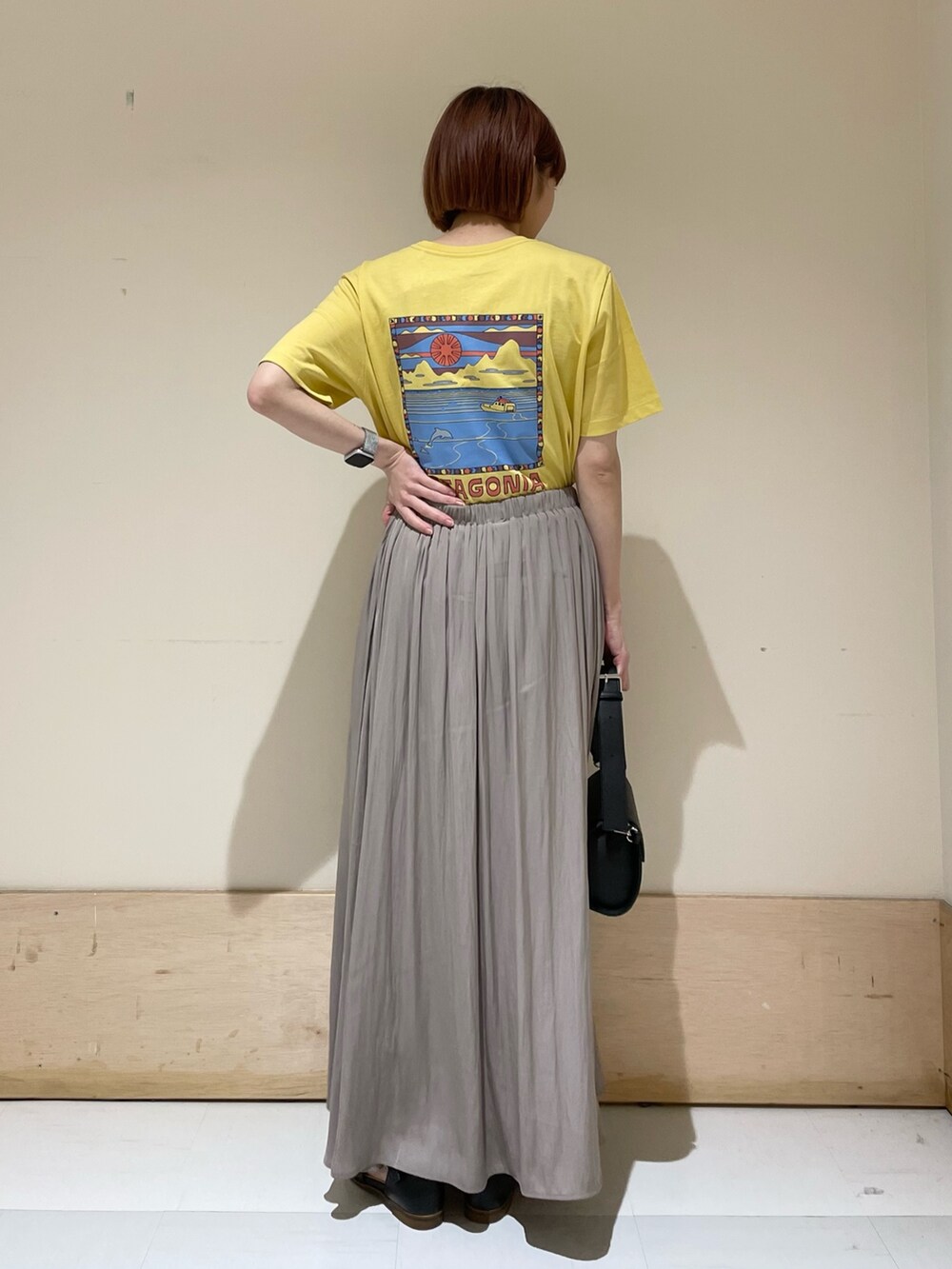 「URBAN RESEARCH DOORS、URBAN RESEARCH DOORS WOMENS、アーバンリサーチドアーズ、パタゴニア、patagonia、黄色、ロゴT、プリントT、ギャザースカート、ロングスカート、休日スタイル、初夏コーデ、カジュアルコーデ、大人カジュアル、低身長」｜「URBAN RESEARCH DOORSの2ストラップショルダーバッグ（ショルダーバッグ、ブラック系）」を使った、ホンダ マユさん（レディース・152cm）の春コーディネートの7枚目の写真