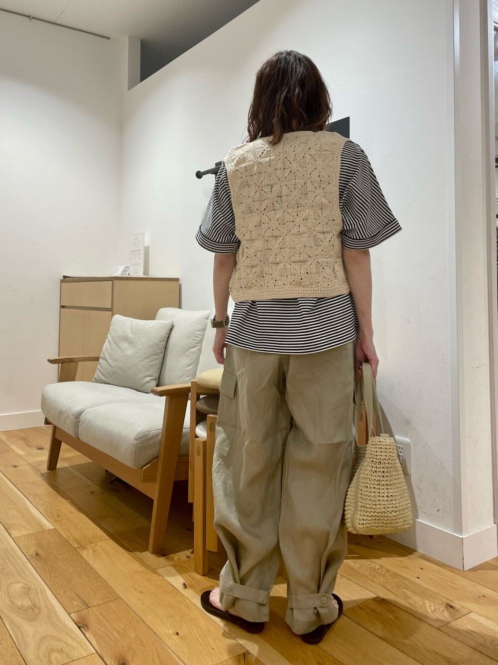 「URBAN RESEARCH DOORS、URBAN RESEARCH DOORS WOMENS、アーバンリサーチドアーズ、ニットベスト、ボーダー、レイヤードスタイル、きれいめカジュアル、夏だ！Tシャツ着よう！、カジュアルコーデ、お出かけコーデ、休日スタイル、夏コーデ、大人カジュアル、低身長コーデ、骨格ストレート」｜「URBAN RESEARCH DOORSの『別注』KHWOPA×DOORS　VEST（ベスト、ホワイト系）」を使った、ホンダ マユさん（レディース・152cm）の夏コーディネートの6枚目の写真