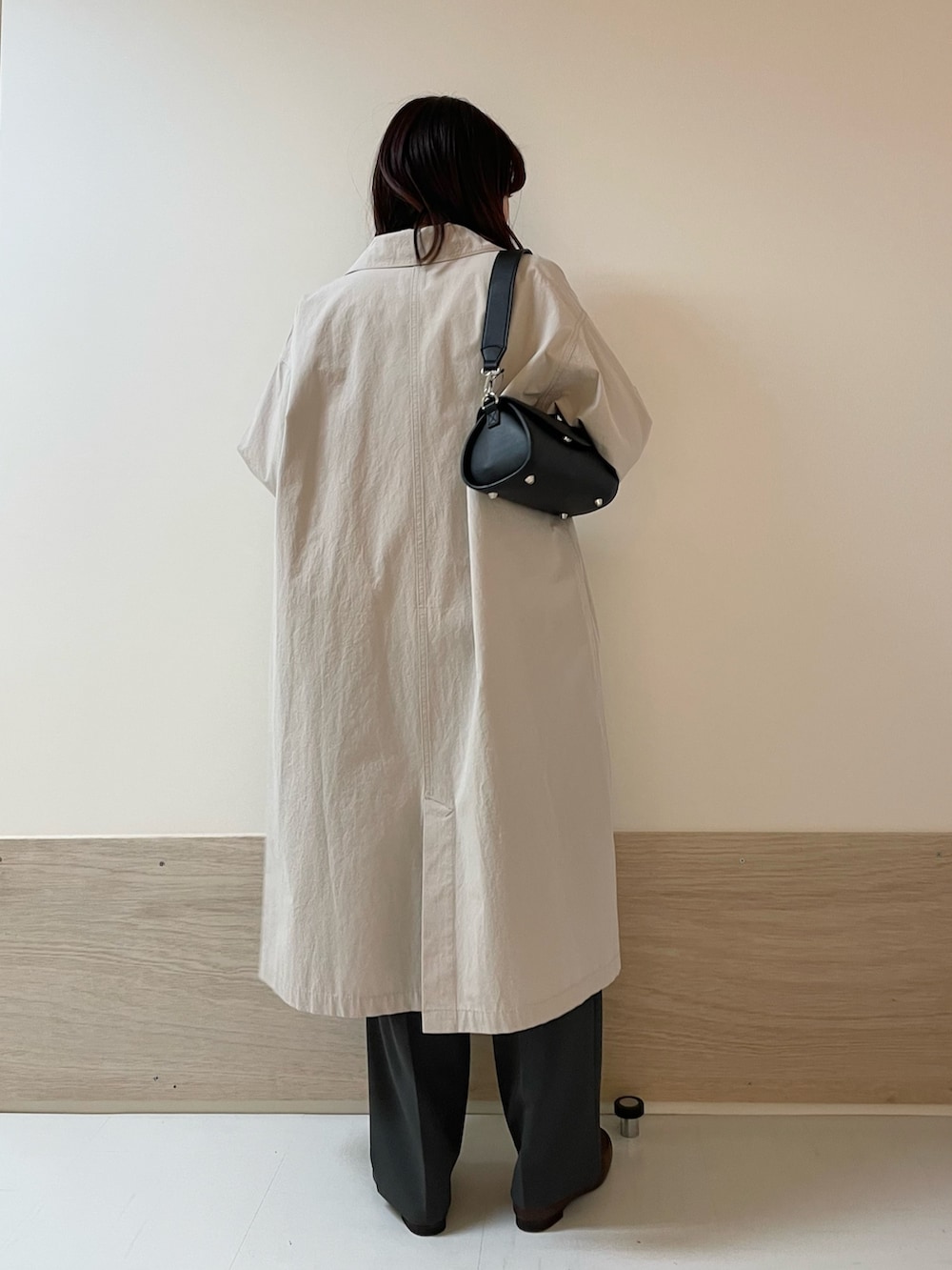 グレー系のその他パンツ、ブラック系のショルダーバッグ、グレー系のステンカラーコートを着用したレディースの春コーディネートの5枚目の写真