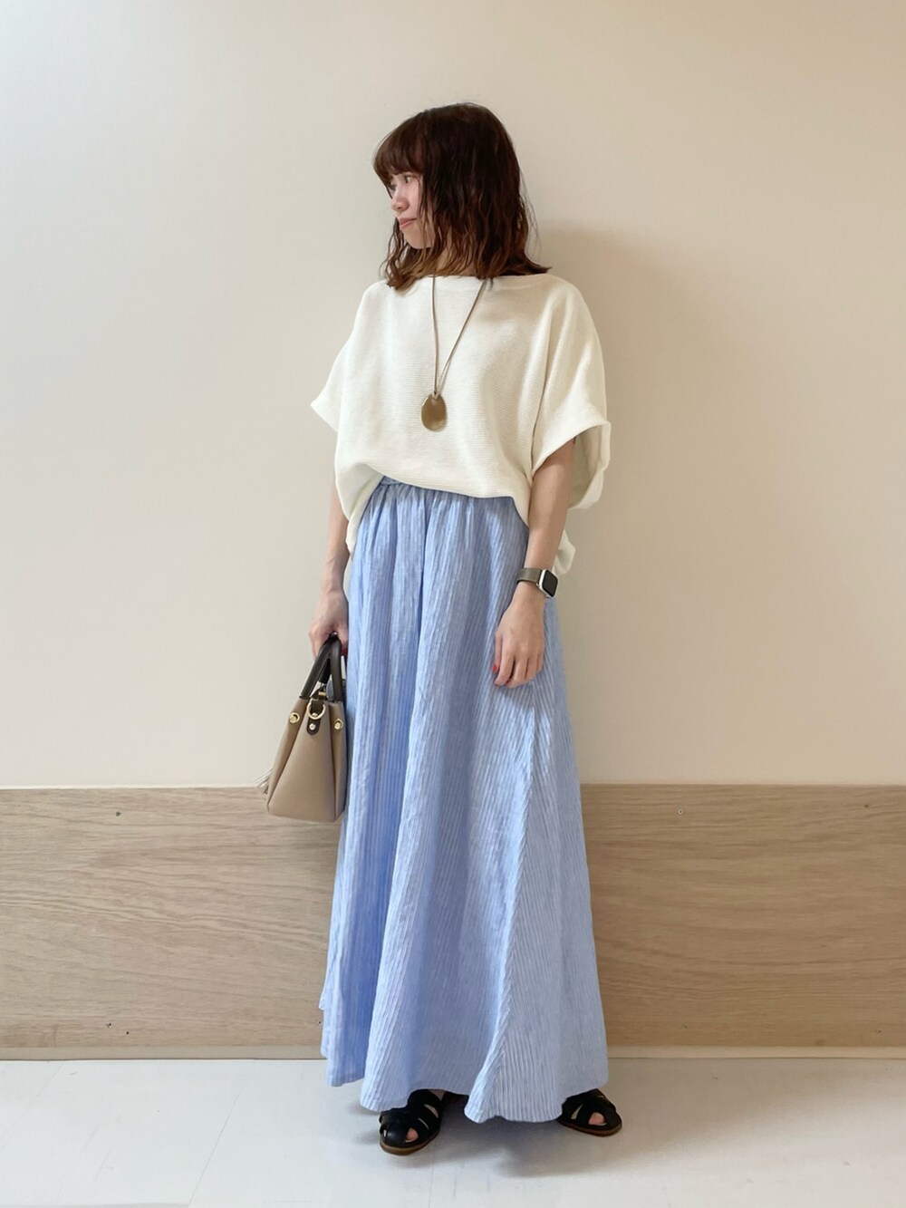 「URBAN RESEARCH DOORS、URBAN RESEARCH DOORS WOMENS、アーバンリサーチドアーズ、リネンスカート、ロングスカート、ブルー、ブルーストライプ、春夏コーデ、お出かけコーデ、休日スタイル、夏コーデ、低身長コーデ、骨格ストレート、シンプルコーデ、きれいめカジュアル」｜「FORK&SPOONのFORK&SPOON　フレンチリネンスカート（スカート、その他）」を使った、ホンダ マユさん（レディース・152cm）の春コーディネートの2枚目の写真