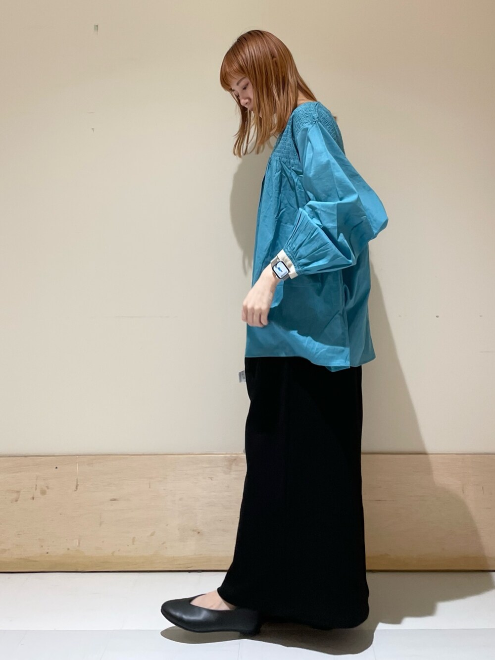 ブルー系のシャツ/ブラウス、ブラック系のスカート、ブラック系のショルダーバッグを着用したレディースの春コーディネートの4枚目の写真