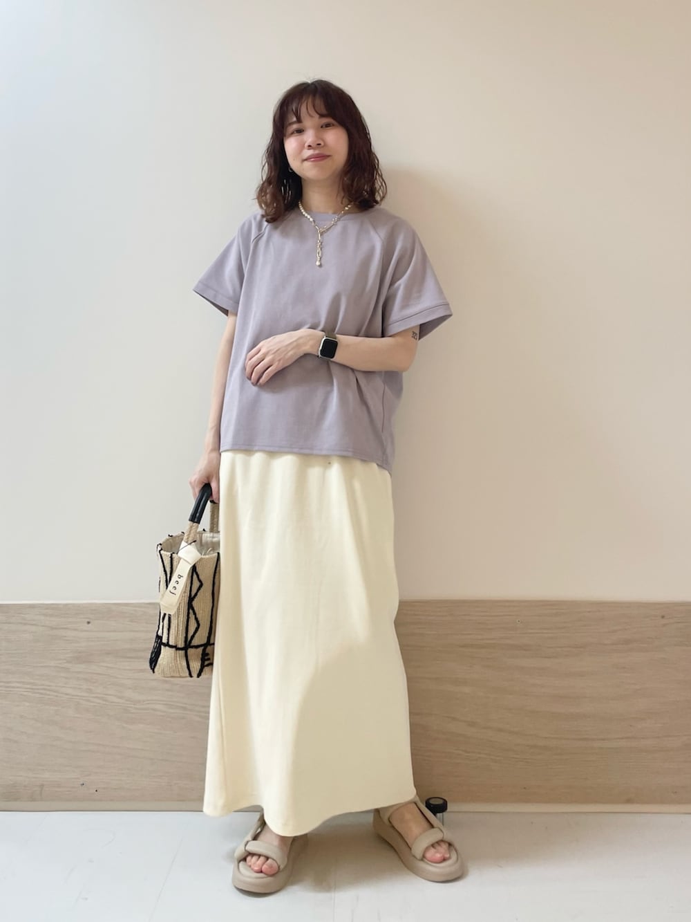 「URBAN RESEARCH DOORS、URBAN RESEARCH DOORS WOMENS、アーバンリサーチドアーズ、淡色コーデ、リブスカート、パープル、きれいめカジュアル、シンプルコーデ、お出かけコーデ、休日スタイル、春夏コーデ、大人カジュアル、リラックススタイル、低身長コーデ、骨格ストレート」｜「URBAN RESEARCH DOORSの『UR GREEN』リブカットストレートスカート（スカート、ホワイト系）」を使った、ホンダ マユさん（レディース・152cm）の春コーディネートの3枚目の写真