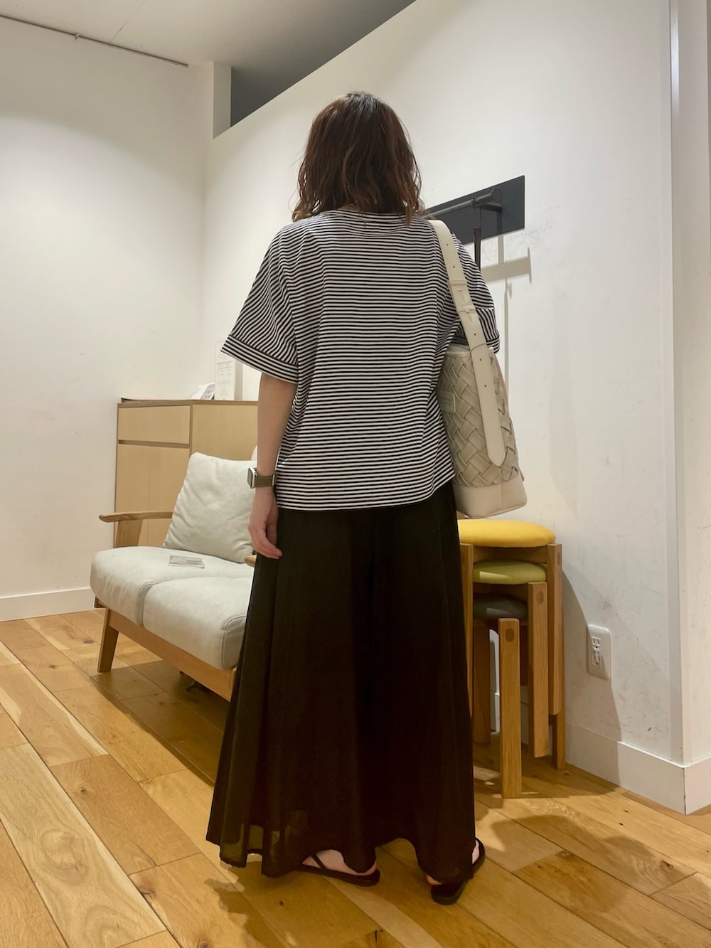 「URBAN RESEARCH DOORS、URBAN RESEARCH DOORS WOMENS、アーバンリサーチドアーズ、ボーダー、夏だ！Tシャツ着よう！、ワイドパンツ、イージーパンツ、きれいめカジュアル、夏コーデ、お出かけコーデ、休日スタイル、カジュアルコーデ、モノトーン、低身長コーデ、骨格ストレート」｜「URBAN RESEARCH DOORSの『臼田あさ美さん着用』『UR TECH』USAコットンロールスリーブTシャツ（Tシャツ/カットソー、ホワイト系）」を使った、ホンダ マユさん（レディース・152cm）の夏コーディネートの6枚目の写真