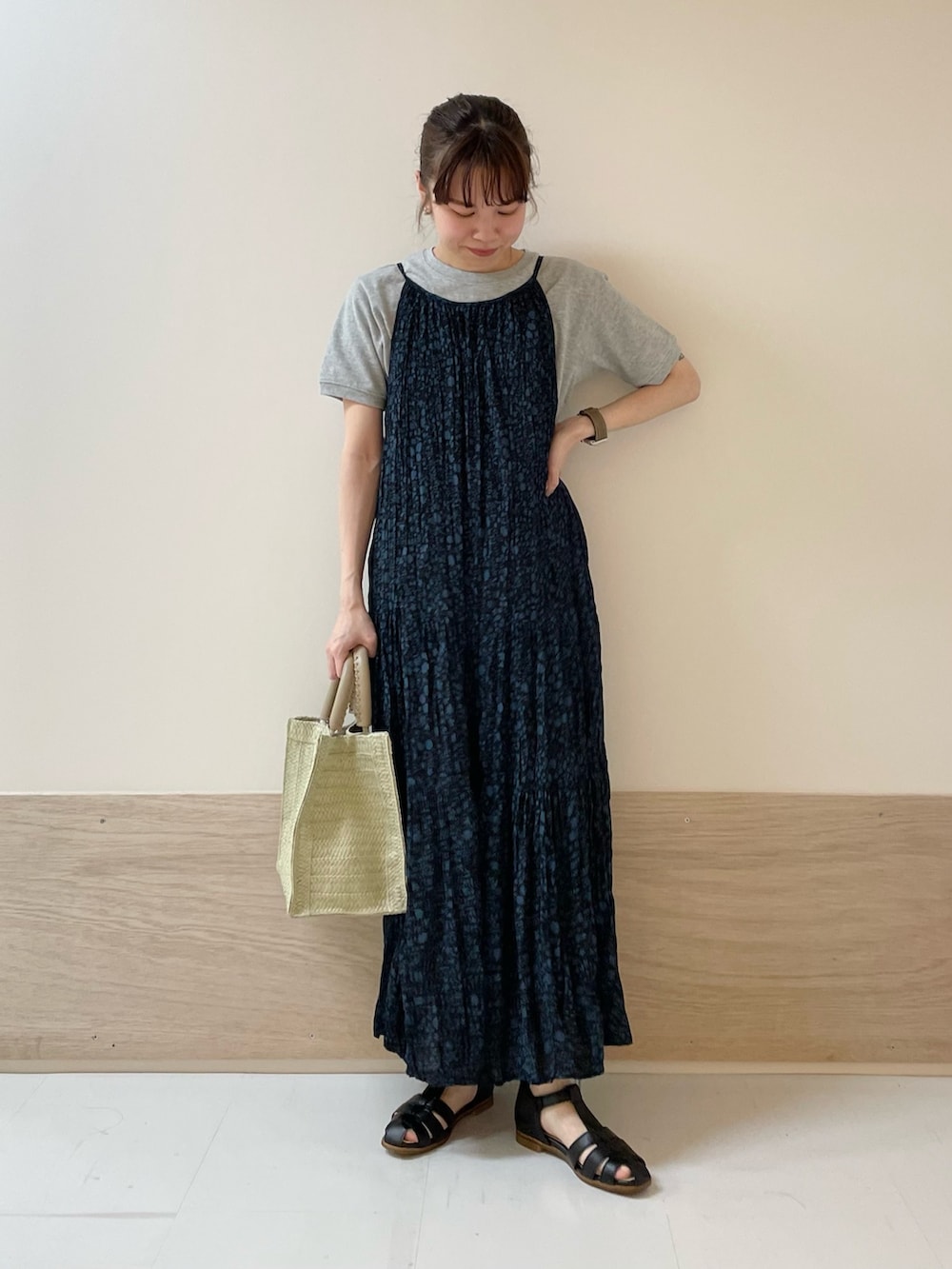 「URBAN RESEARCH DOORS、URBAN RESEARCH DOORS WOMENS、アーバンリサーチドアーズ、fork&spoon、キャミワンピ、花柄、花柄ワンピース、レイヤードスタイル、春夏コーデ、お出かけコーデ、休日スタイル、きれいめカジュアル、大人カジュアル、低身長コーデ、骨格ストレート」｜「FORK&SPOONのFORK&SPOON　ヘビーウェイト天竺ショートスリーブTシャツ（Tシャツ/カットソー、グレー系）」を使った、ホンダ マユさん（レディース・152cm）の春コーディネートの4枚目の写真