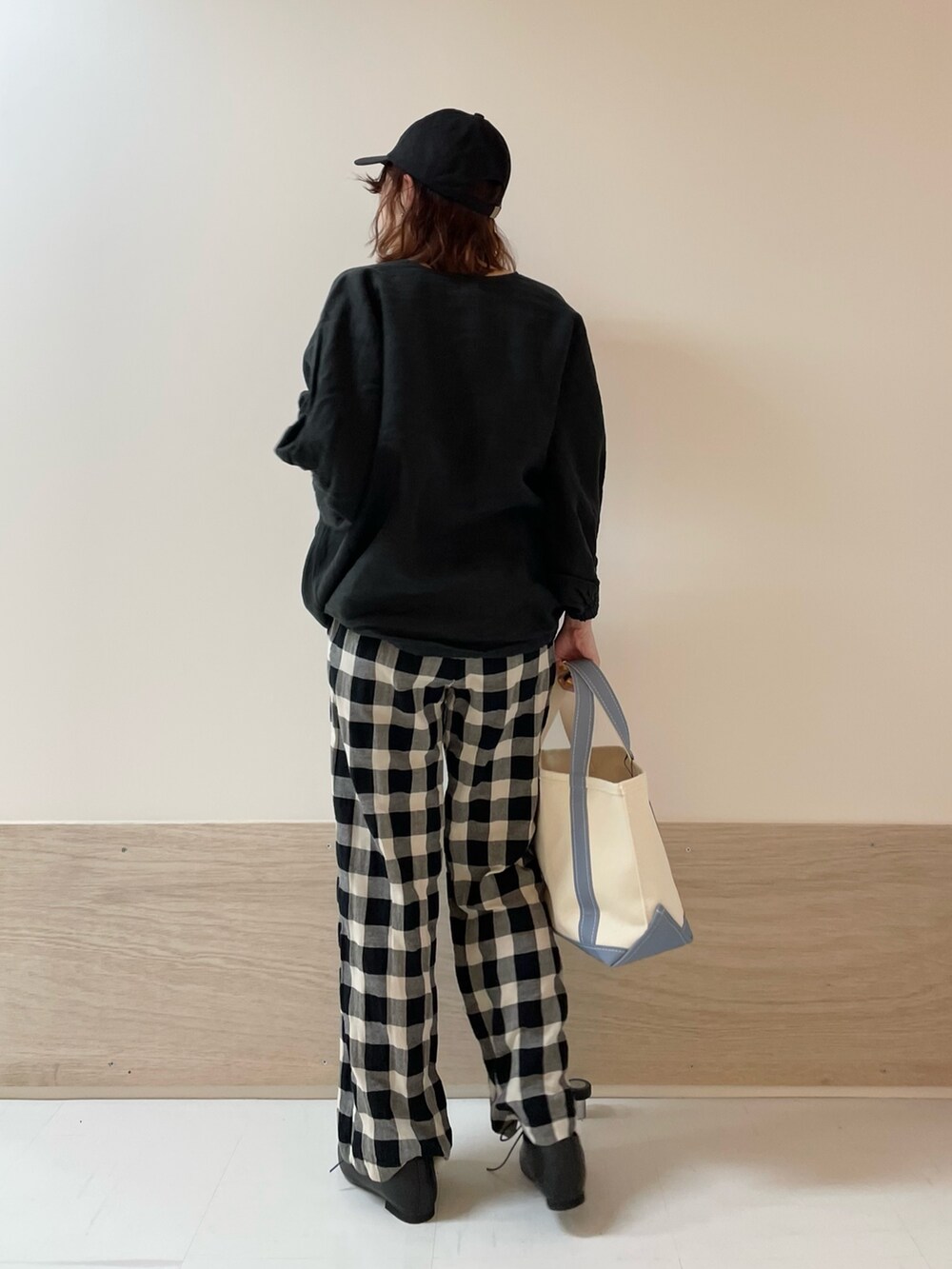 ブラック系のその他パンツ、ブラック系のその他シューズ、ブラック系のシャツ/ブラウスを着用したレディースの春コーディネートの6枚目の写真