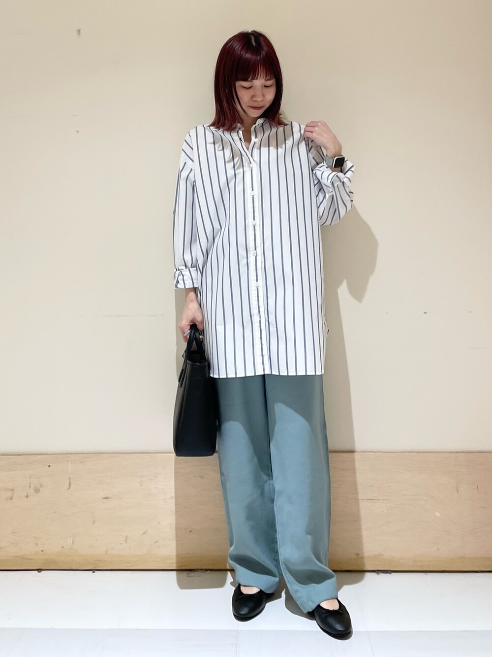 グリーン系のその他パンツ、ブルー系のTシャツ/カットソー、ブラック系のトートバッグを着用したレディースの春コーディネートの2枚目の写真