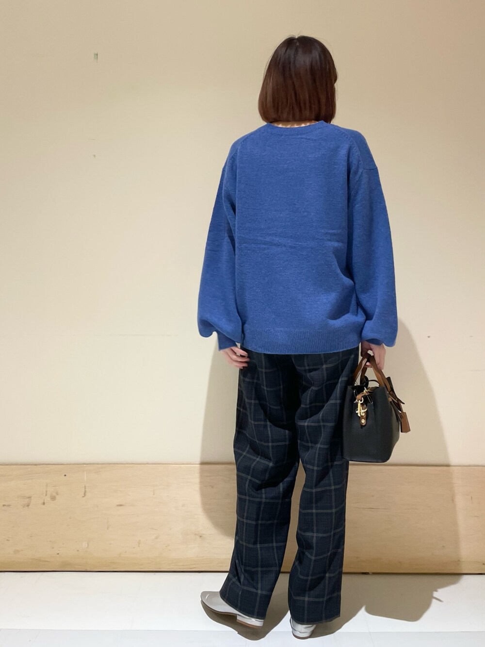 ブルー系のニット/セーター、ブルー系のその他パンツ、シルバー系のパンプスを着用したレディースの冬コーディネートの7枚目の写真