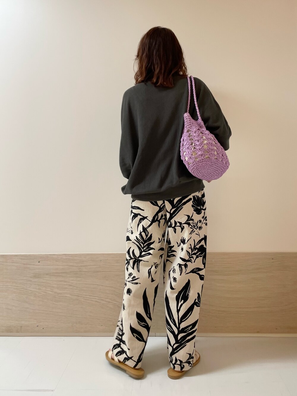 「URBAN RESEARCH DOORS、URBAN RESEARCH DOORS WOMENS、アーバンリサーチドアーズ、モノトーンコーデ、柄パンツ、リネン、シンプルコーデ、春夏コーデ、カジュアル、大人カジュアル、低身長コーデ、骨格ストレート、ペーパーバッグ、パープル、サンダル」｜「URBAN RESEARCH DOORSのリネンレーヨンリーフプリントパンツ（その他パンツ、ベージュ系）」を使った、ホンダ マユさん（レディース・152cm）の春コーディネートの7枚目の写真