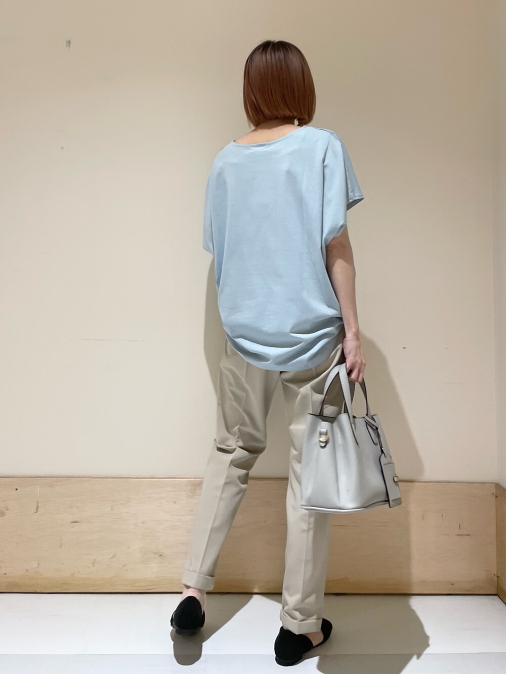 ベージュ系のその他パンツ、ブルー系のTシャツ/カットソー、ブラック系のサンダルを着用したレディースの夏コーディネートの5枚目の写真