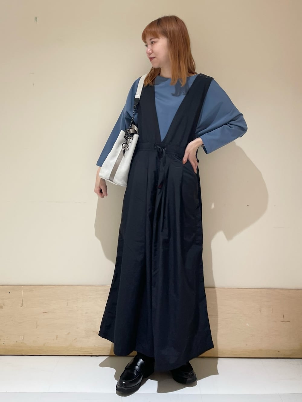 「URBAN RESEARCH DOORS、URBAN RESEARCH DOORS WOMENS、アーバンリサーチドアーズ、EKAL、グラミチ、GRAMICCI、サロペット、ビッグシルエット、ローファー、スクエアバッグ、休日スタイル、春コーデ、楽チンコーデ、低身長コーデ、カジュアルコーデ」｜「URBAN RESEARCH DOORSのコットンバックタック7分袖プルオーバー（Tシャツ/カットソー、ブルー系）」を使った、ホンダ マユさん（レディース・152cm）の春コーディネートの2枚目の写真