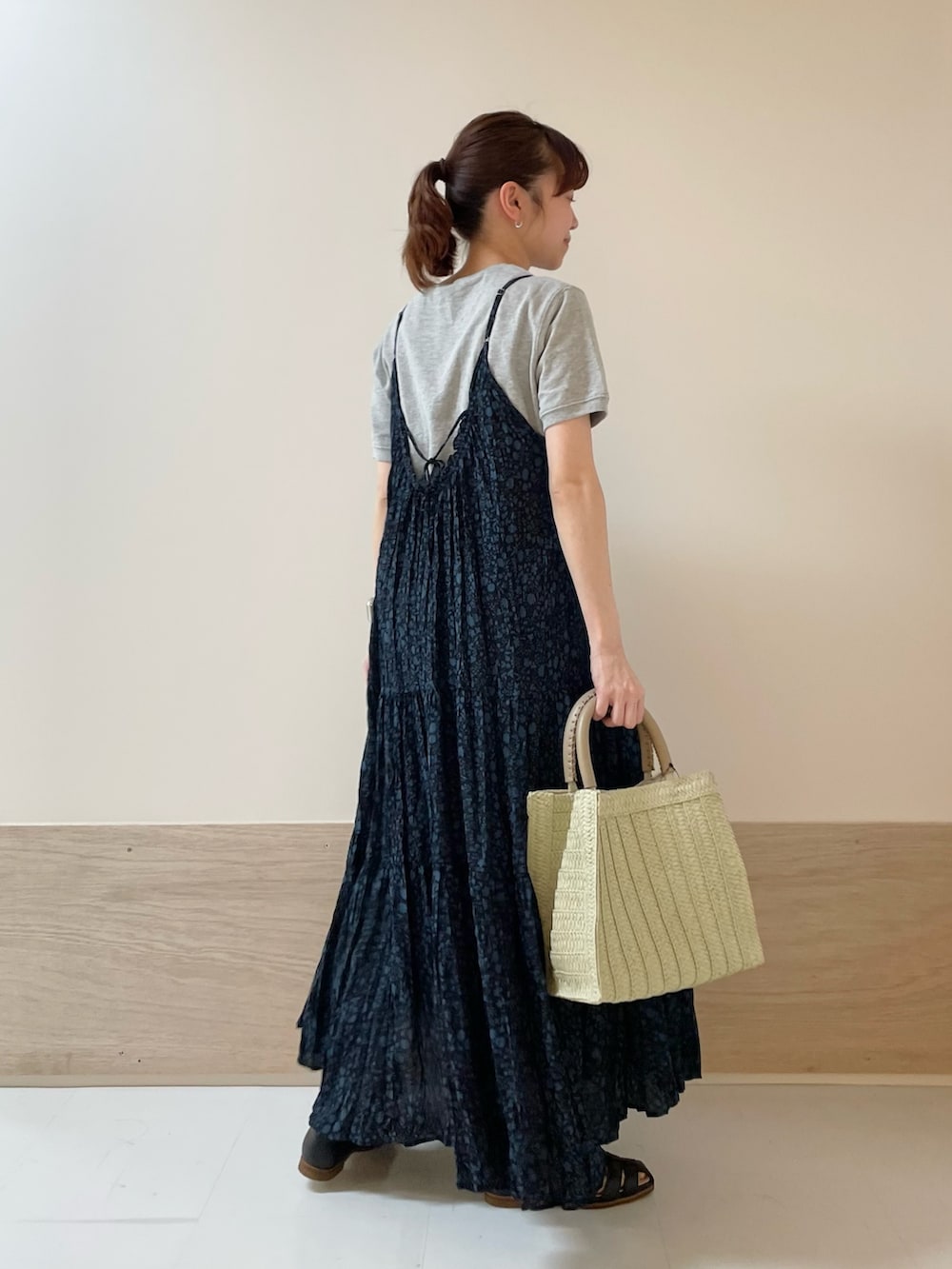 「URBAN RESEARCH DOORS、URBAN RESEARCH DOORS WOMENS、アーバンリサーチドアーズ、fork&spoon、キャミワンピ、花柄、花柄ワンピース、レイヤードスタイル、春夏コーデ、お出かけコーデ、休日スタイル、きれいめカジュアル、大人カジュアル、低身長コーデ、骨格ストレート」｜「FORK&SPOONのFORK&SPOON　ヘビーウェイト天竺ショートスリーブTシャツ（Tシャツ/カットソー、グレー系）」を使った、ホンダ マユさん（レディース・152cm）の春コーディネートの5枚目の写真