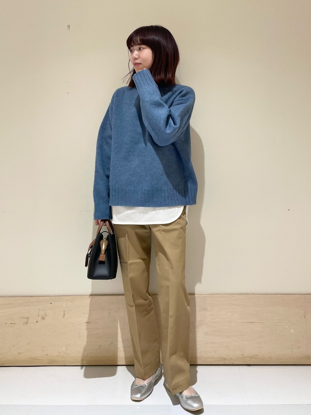 ホワイト系のTシャツ/カットソー、ブルー系のニット/セーター、シルバー系のバレエシューズを着用したレディースの冬コーディネートの3枚目の写真
