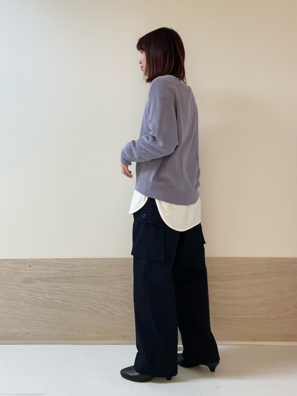 パープル系のニット/セーター、ホワイト系のTシャツ/カットソー、ブルー系のカーゴパンツを着用したレディースの春コーディネートの4枚目の写真