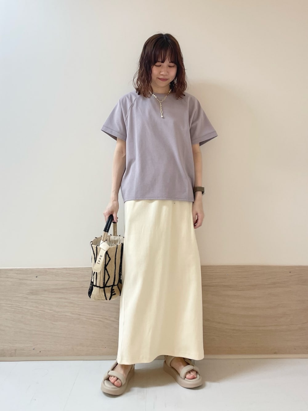 「URBAN RESEARCH DOORS、URBAN RESEARCH DOORS WOMENS、アーバンリサーチドアーズ、淡色コーデ、リブスカート、パープル、きれいめカジュアル、シンプルコーデ、お出かけコーデ、休日スタイル、春夏コーデ、大人カジュアル、リラックススタイル、低身長コーデ、骨格ストレート」｜「URBAN RESEARCH DOORSの『UR GREEN』リブカットストレートスカート（スカート、ホワイト系）」を使った、ホンダ マユさん（レディース・152cm）の春コーディネートの2枚目の写真
