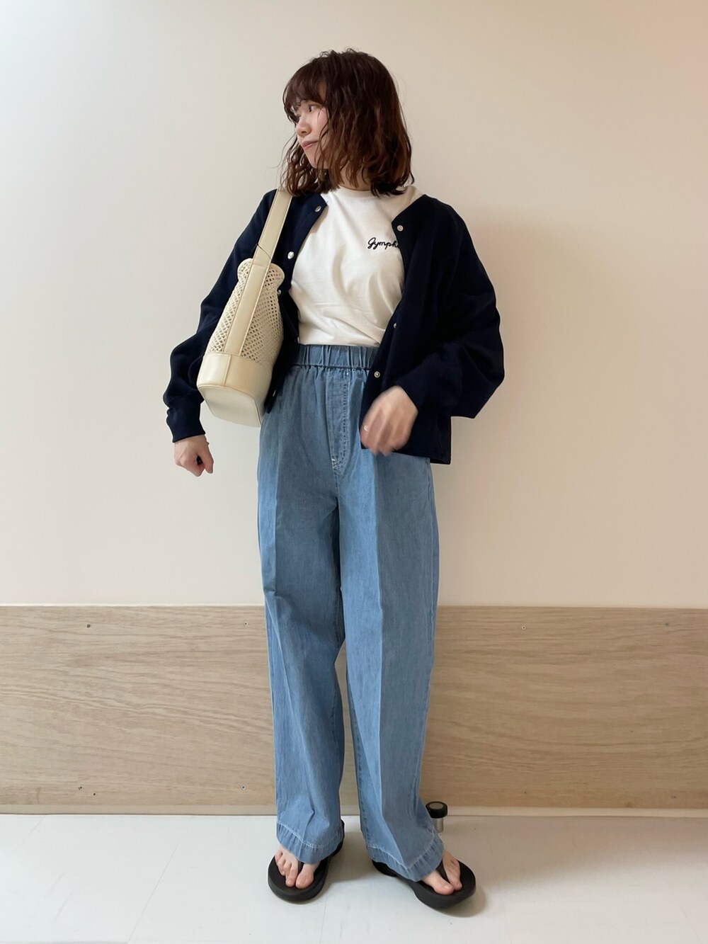 「URBAN RESEARCH DOORS、URBAN RESEARCH DOORS WOMENS、アーバンリサーチドアーズ、カーディガン、Tシャツ、デニム、イージーパンツ、カジュアルコーデ、大人カジュアル、春夏コーデ、お出かけコーデ、休日スタイル、シンプルコーデ、低身長、骨格ストレート」｜「FORK&SPOONのFORK&SPOON　綿麻デニムパンツ（デニムパンツ、ブルー系）」を使った、ホンダ マユさん（レディース・152cm）の春コーディネートの2枚目の写真