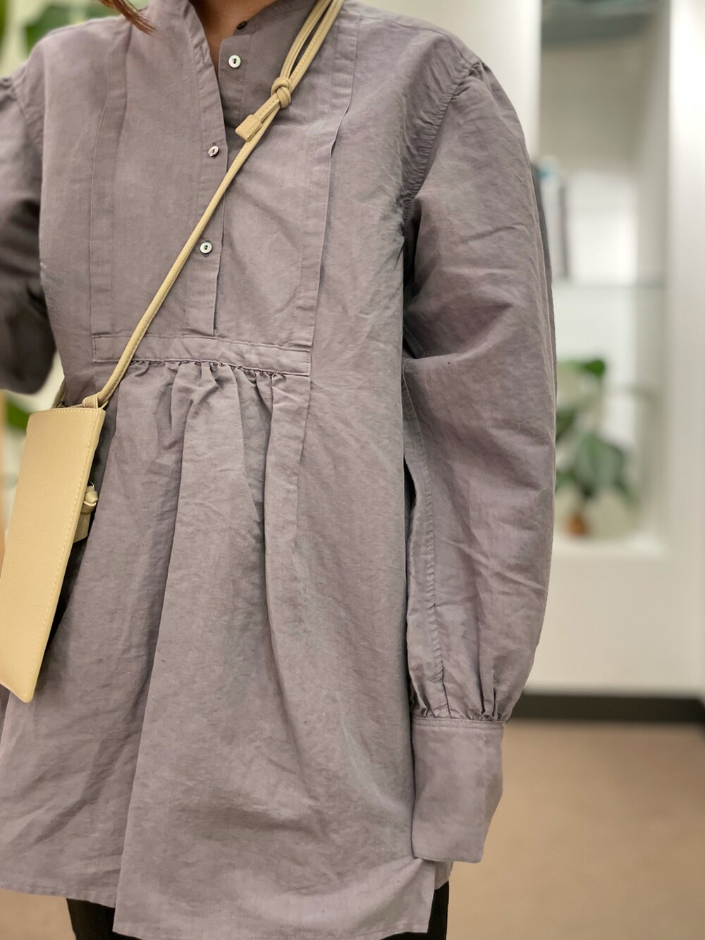 ブラック系のその他パンツ、ベージュ系のショルダーバッグ、ブラック系のパンプスを着用したレディースの秋コーディネートの2枚目の写真