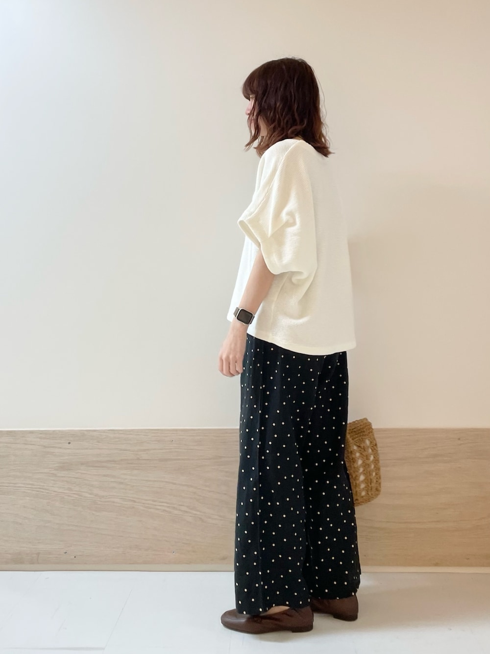 「URBAN RESEARCH DOORS、URBAN RESEARCH DOORS WOMENS、アーバンリサーチドアーズ、ドット、ドットパンツ、リラックススタイル、お出かけコーデ、休日スタイル、きれいめカジュアル、大人カジュアル、春夏コーデ、シンプルコーデ、リネンパンツ、低身長コーデ、骨格ストレート」|「URBAN RESEARCH DOORSのリネンドットイージーパンツ(その他パンツ、ブラック系)」を使った、ホンダ マユさん(レディース・152cm)の春コーディネートの4枚目の写真