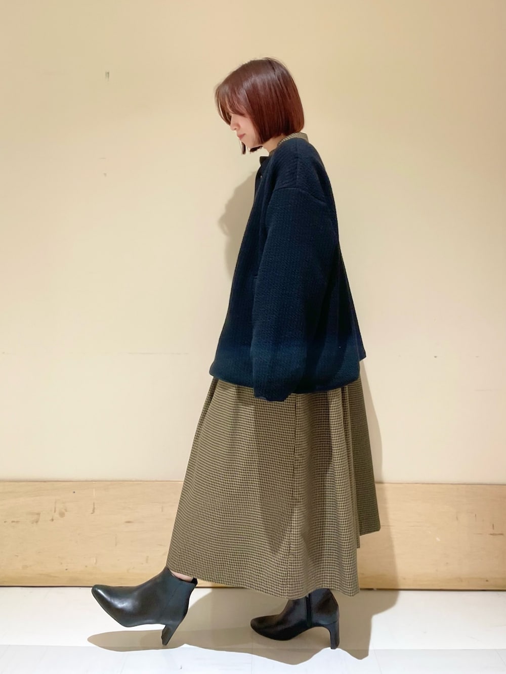 「URBAN RESEARCH DOORS、URBAN RESEARCH DOORS WOMENS、アーバンリサーチドアーズ、ワンピース、チェック、チェックワンピース、キルトジャケット、秋アウター、ビッグシルエット、お出かけコーデ、きれいめカジュアル、ファッションを楽しもう、ラクチンコーデ、低身長、骨格ウェーブ」|「RODE SKOの2WAYミニボストンバッグ(ボストンバッグ、イエロー系)」を使った、ホンダ マユさん(レディース・152cm)の秋コーディネートの4枚目の写真