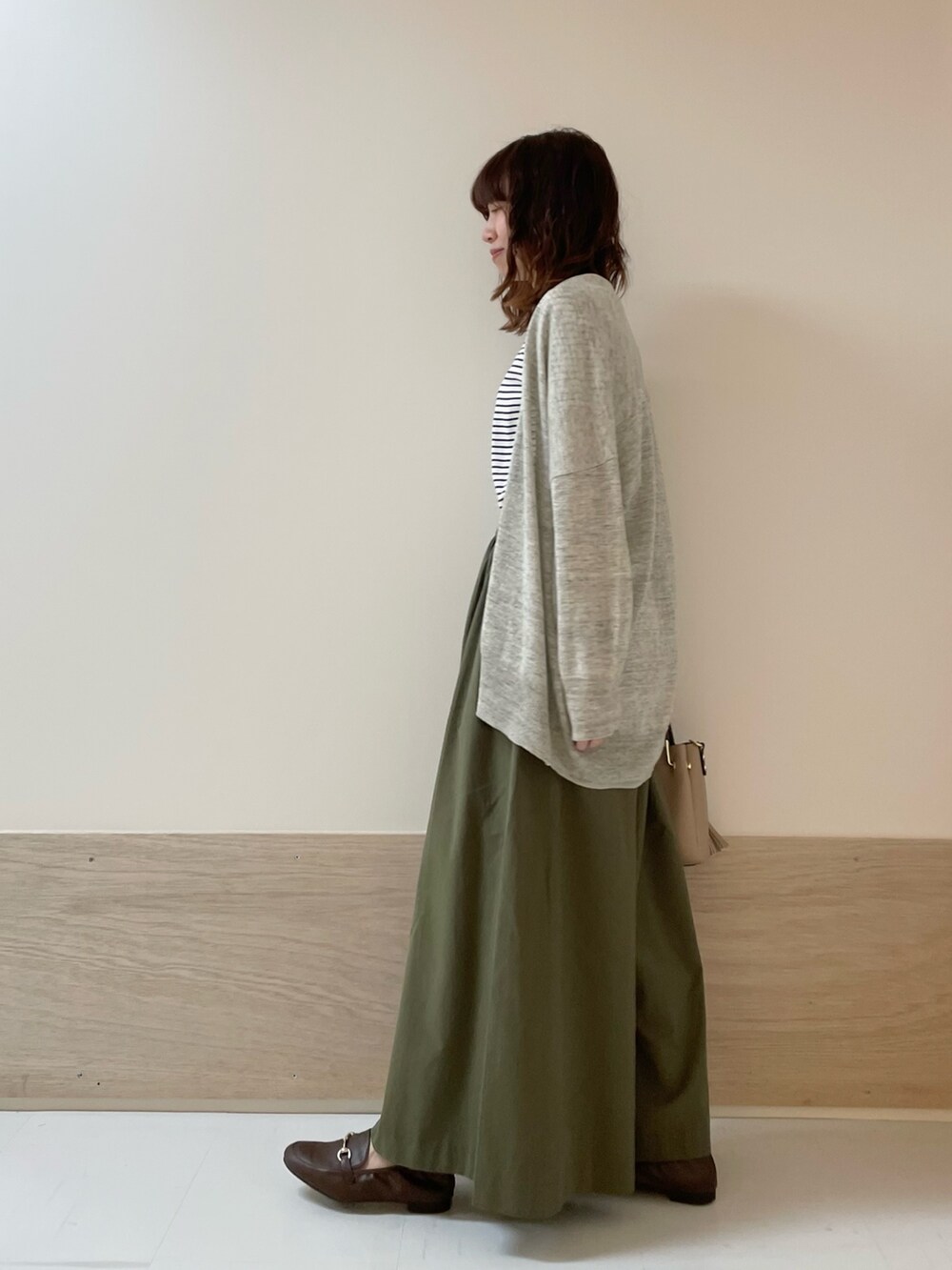 グレー系のカーディガン/ボレロ、グリーン系のその他パンツを着用したレディースの春コーディネートの6枚目の写真