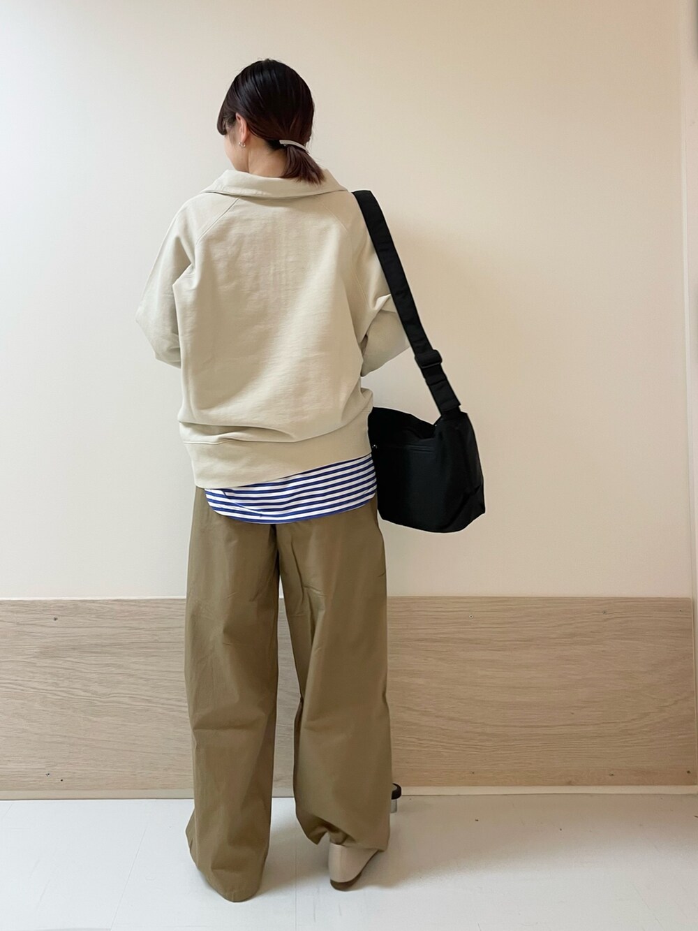 ブルー系のTシャツ/カットソー、ベージュ系のTシャツ/カットソー、ブラック系のショルダーバッグを着用したレディースの春コーディネートの6枚目の写真