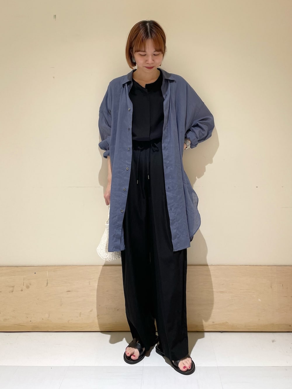 「URBAN RESEARCH DOORS、URBAN RESEARCH DOORS WOMENS、アーバンリサーチドアーズ、ビッグシャツ、シャツスタイル、コンビネゾン、セットアップ、ジャンプスーツ、シンプルコーデ、初夏コーデ、春夏コーデ、休日スタイル、楽チンコーデ、大人カジュアル、お出かけコーデ」|「URBAN RESEARCH DOORSのフレンチスリーブコンビネゾン(サロペット/オーバーオール、ブラック系)」を使った、ホンダ マユさん(レディース・152cm)の春コーディネートの4枚目の写真