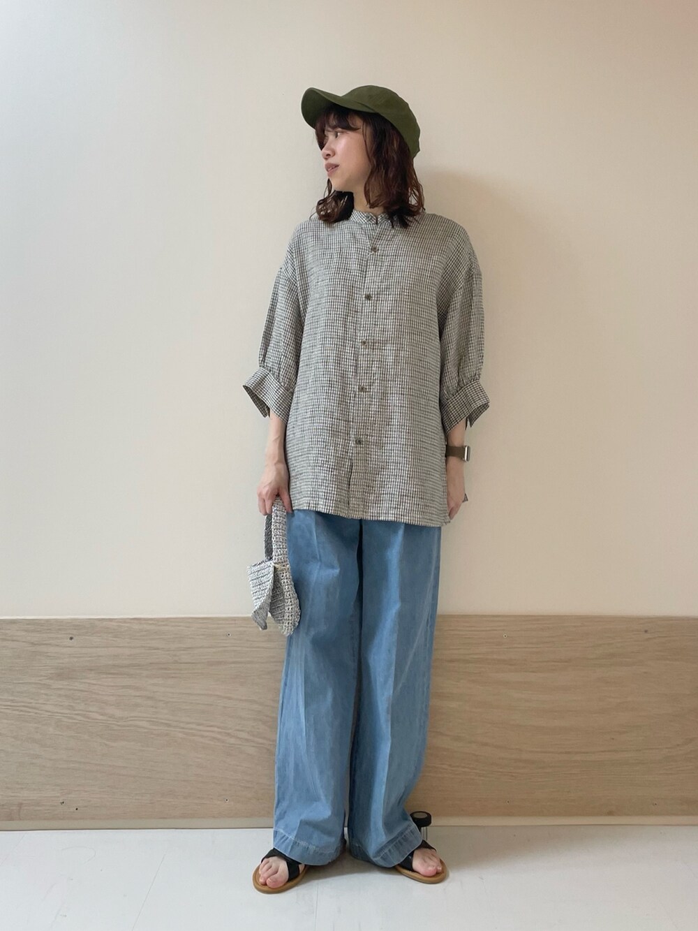 「URBAN RESEARCH DOORS、URBAN RESEARCH DOORS WOMENS、アーバンリサーチドアーズ、FORK&SPOON、チェックシャツ、リネン、リネンシャツ、デニム、春夏コーデ、お出かけコーデ、休日スタイル、カジュアルコーデ、キャップ、低身長コーデ、骨格ストレート」｜「URBAN RESEARCH DOORSのカッティングサンダル（サンダル、ブラック系）」を使った、ホンダ マユさん（レディース・152cm）の春コーディネートの2枚目の写真