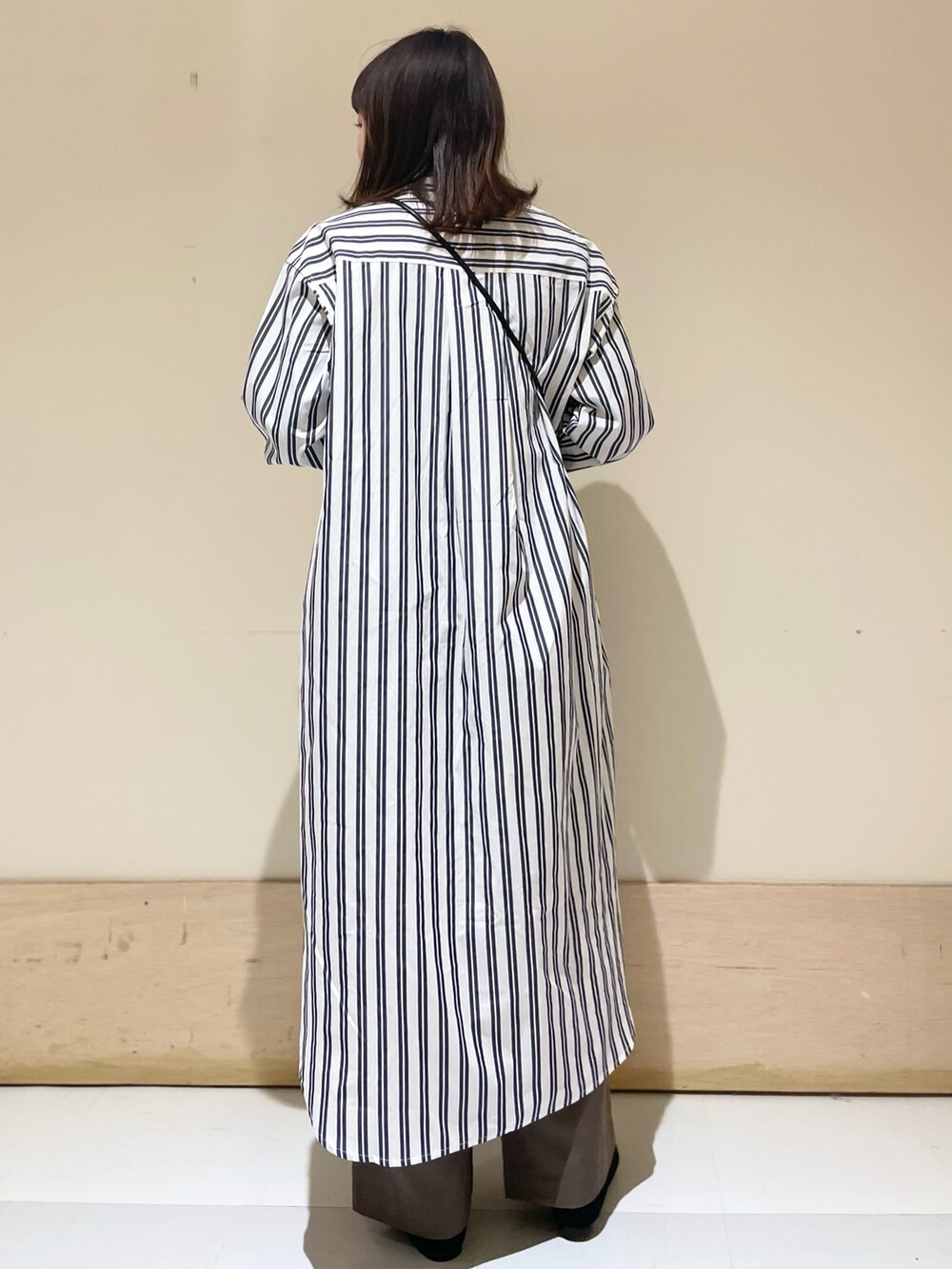 ブルー系のワンピース、ブルー系のニット/セーター、ブラック系のショルダーバッグを着用したレディースの冬コーディネートの3枚目の写真