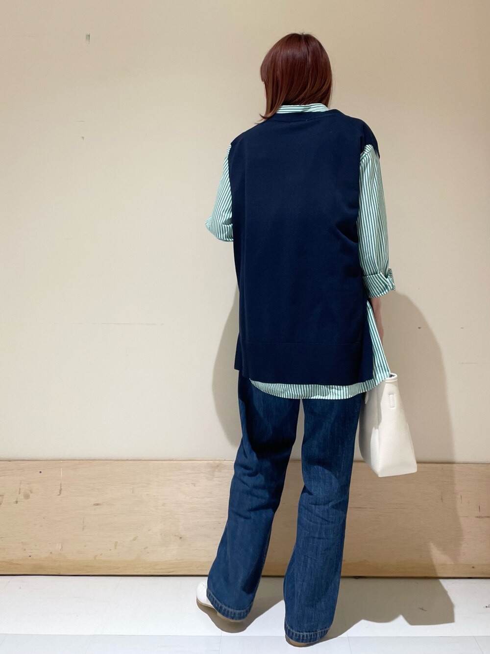 グリーン系のシャツ/ブラウス、ブルー系のデニムパンツ、ホワイト系のバレエシューズを着用したレディースの春コーディネートの7枚目の写真