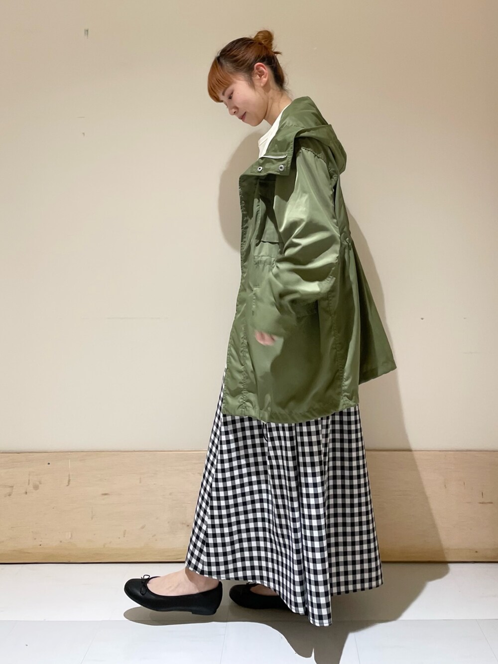 ホワイト系のTシャツ/カットソー、グリーン系のその他アウター、ホワイト系のトートバッグを着用したレディースの春コーディネートの4枚目の写真