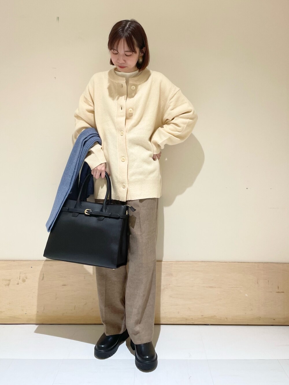 ホワイト系のニット/セーター、ホワイト系のカーディガン/ボレロ、ベージュ系のその他パンツを着用したレディースの秋コーディネートの3枚目の写真