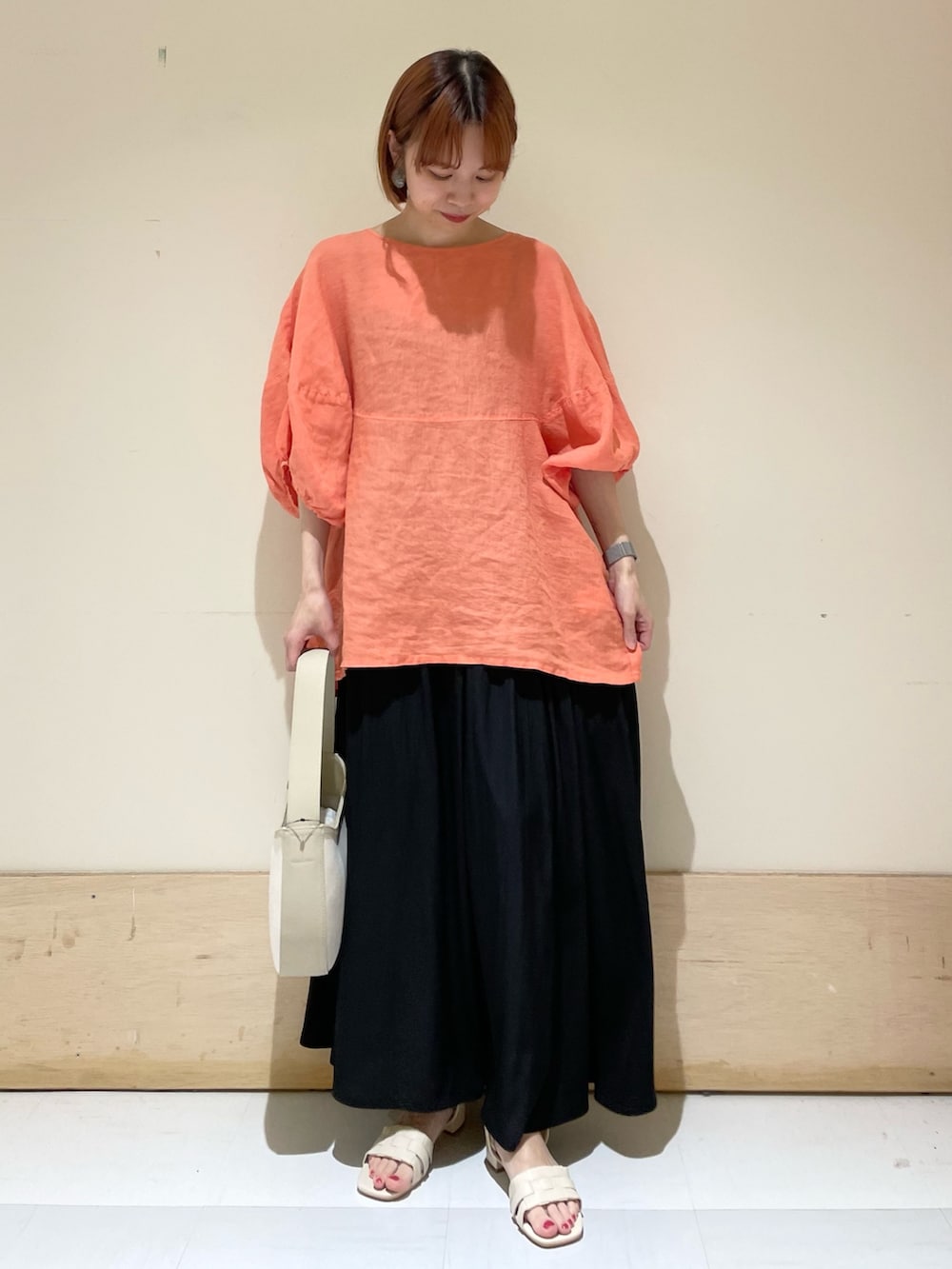 「URBAN RESEARCH DOORS、URBAN RESEARCH DOORS WOMENS、アーバンリサーチドアーズ、リネンブラウス、コーラルピンク、オレンジ、ロングスカート、ギャザースカート、初夏コーデ、春夏コーデ、シンプルコーデ、休日スタイル、ラクチンコーデ、カジュアルコーデ、低身長コーデ」|「URBAN RESEARCH DOORSのカッセンギャザーロングスカート(スカート、ブラック系)」を使った、ホンダ マユさん(レディース・152cm)の春コーディネートの3枚目の写真