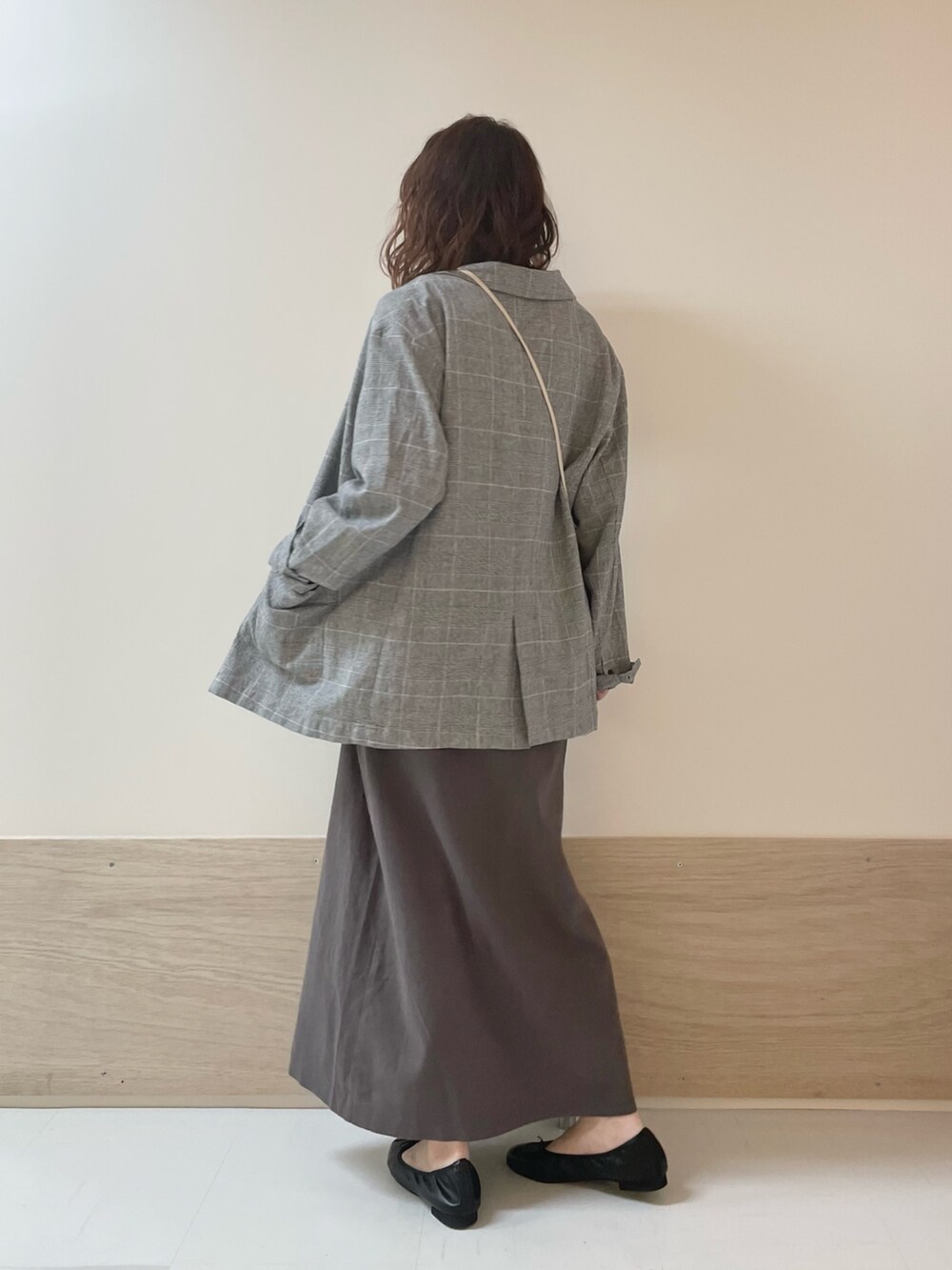 ホワイト系のTシャツ/カットソー、その他のその他アウター、ブラック系のバレエシューズを着用したレディースの春コーディネートの9枚目の写真