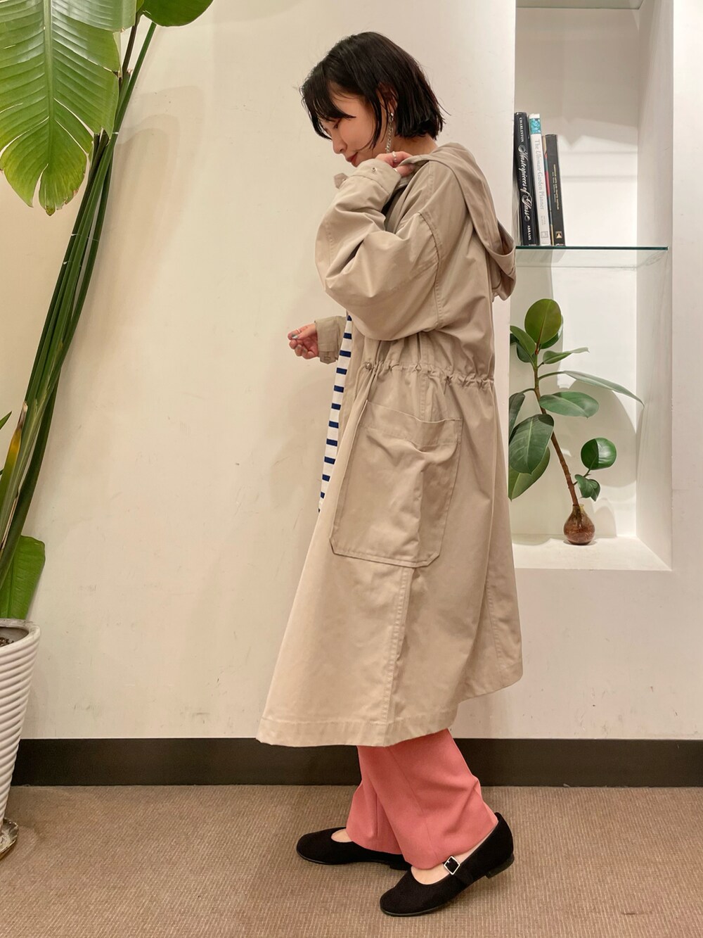 「URBAN RESEARCH DOORS、URBAN RESEARCH DOORS WOMENS、アーバンリサーチドアーズ、カラーパンツ、ピンク、ピンクパンツ、ボーダー、ボーダートップス、フーディー、フードコート、カジュアルコーデ、ストラップシューズ、お出かけコーデ、低身長、春カラー」｜「URBAN RESEARCH DOORSのカラーストレッチトラウザー（その他パンツ、ピンク系）」を使った、ホンダ マユさん（レディース・152cm）の冬コーディネートの3枚目の写真