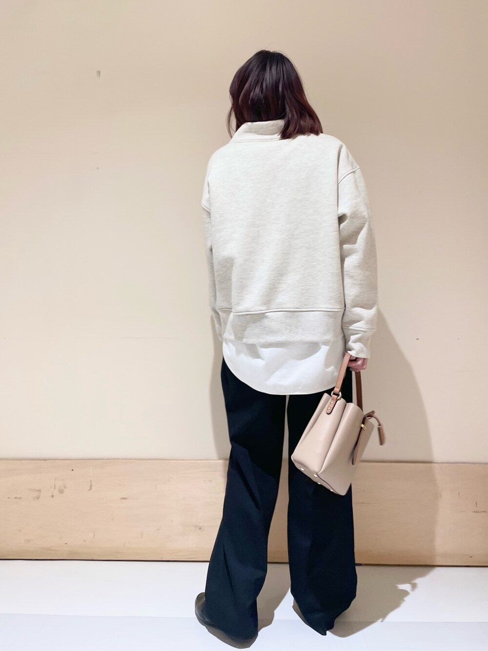 グレー系のTシャツ/カットソー、ホワイト系のTシャツ/カットソー、グレー系のその他パンツを着用したレディースの冬コーディネートの6枚目の写真