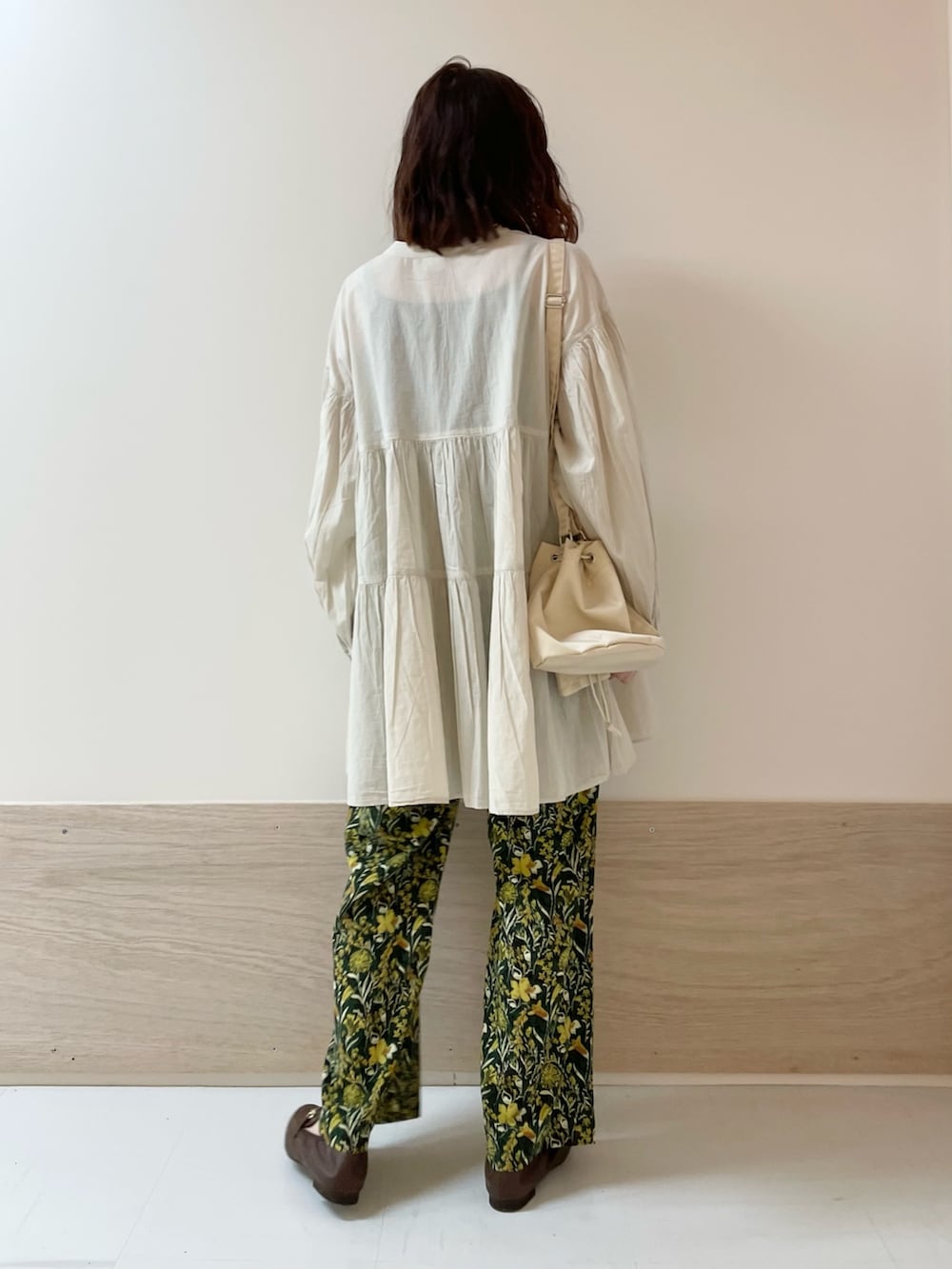 「URBAN RESEARCH DOORS、URBAN RESEARCH DOORS WOMENS、アーバンリサーチドアーズ、レイヤードスタイル、ティアードブラウス、花柄、花柄パンツ、シンプルコーデ、春のNewスタイル、大人カジュアル、春色、お出かけコーデ、休日スタイル、低身長、骨格ストレート」|「URBAN RESEARCH DOORSの撥水ミニショルダーバッグ(ショルダーバッグ、ベージュ系)」を使った、ホンダ マユさん(レディース・152cm)の春コーディネートの8枚目の写真