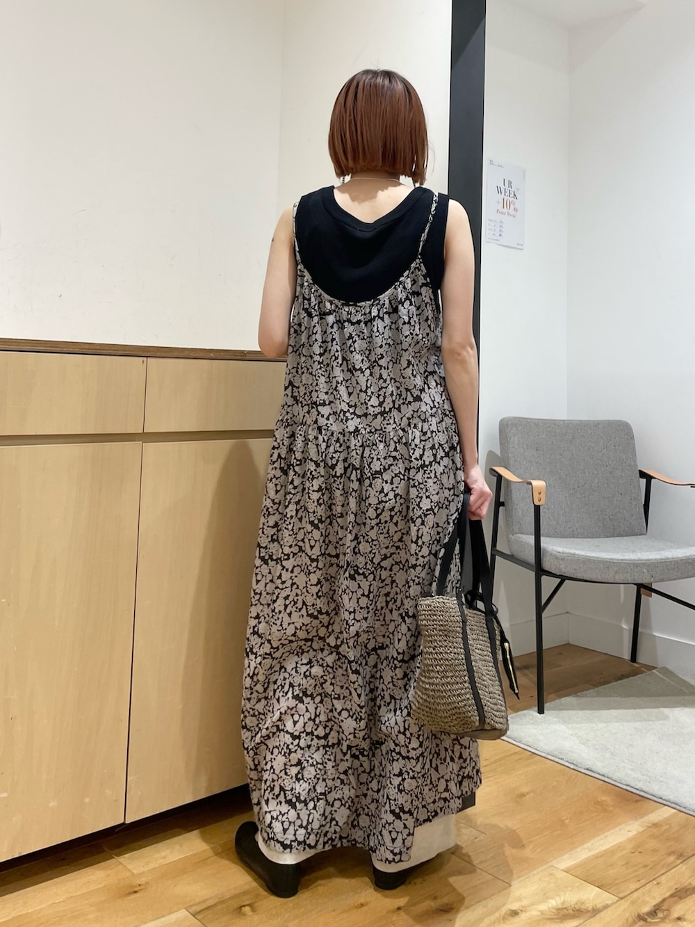 「URBAN RESEARCH DOORS、URBAN RESEARCH DOORS WOMENS、アーバンリサーチドアーズ、soil、キャミワンピ、柄ワンピース、レイヤードスタイル、休日スタイル、春夏コーデ、初夏コーデ、夏コーデ、シンプルコーデ、バレエシューズ、低身長、骨格ウェーブ」|「URBAN RESEARCH DOORSのリネンツイルイージーパンツ(その他パンツ、ベージュ系)」を使った、ホンダ マユさん(レディース・152cm)の春コーディネートの5枚目の写真