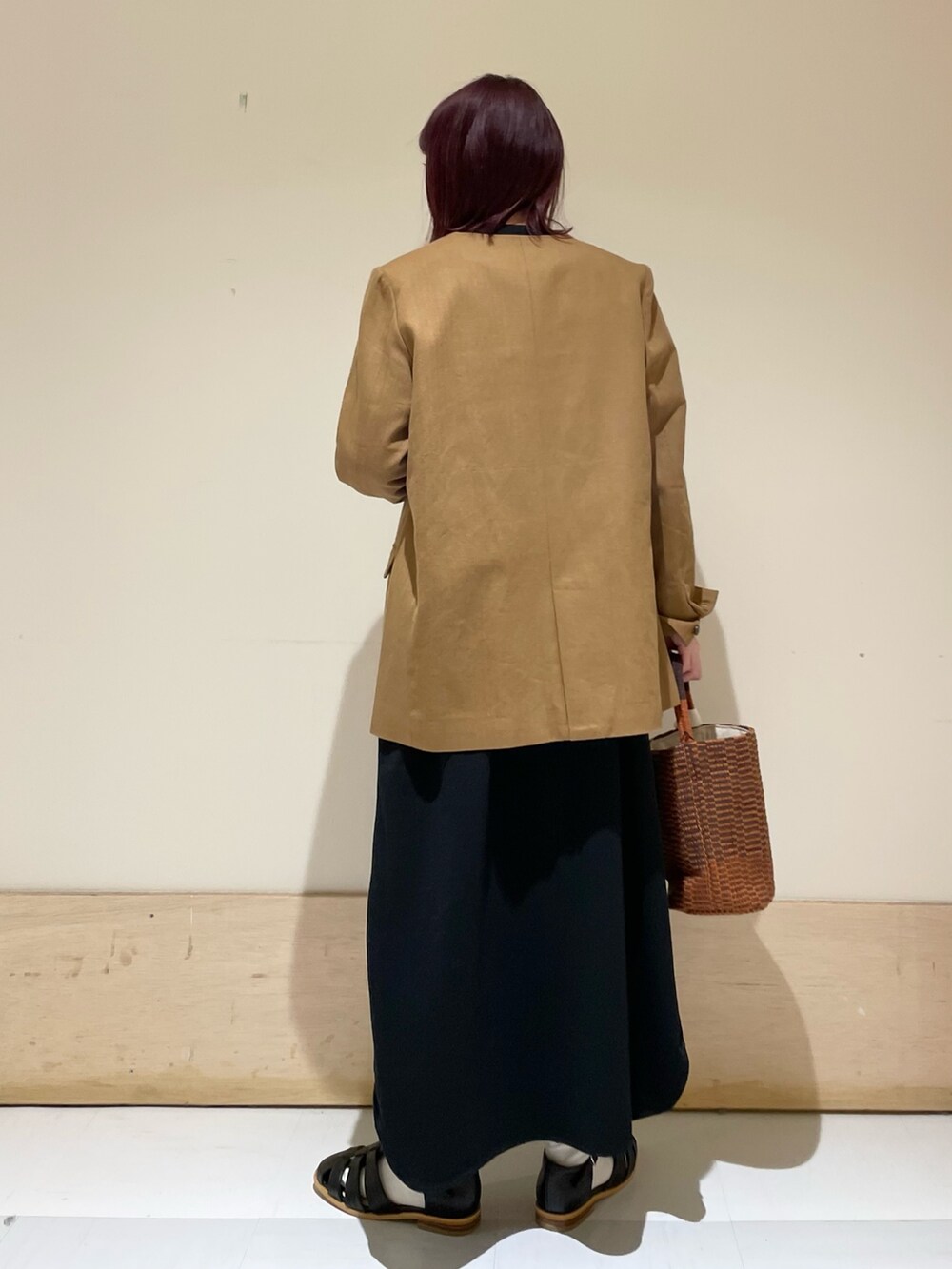 ブラック系のワンピース、ベージュ系のノーカラージャケット、ブラック系のサンダルを着用したレディースの春コーディネートの7枚目の写真