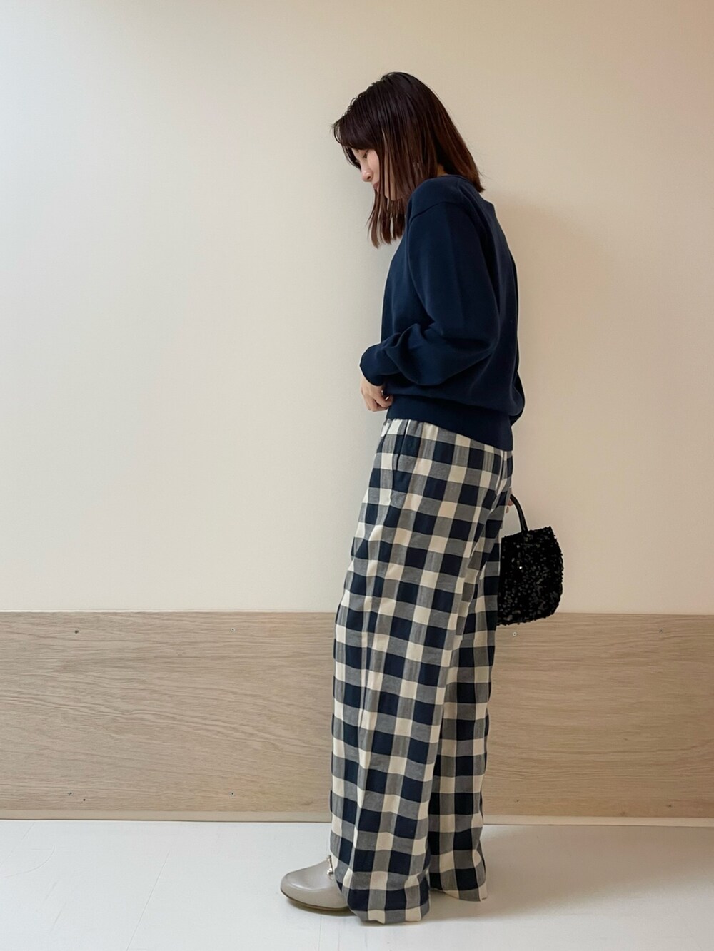 ブルー系のその他パンツ、ブルー系のカーディガン/ボレロを着用したレディースの春コーディネートの5枚目の写真