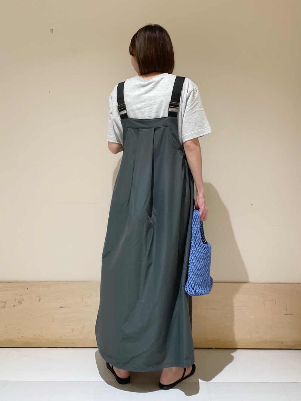 グレー系のワンピース、ブラック系のサンダル、ブルー系のハンドバッグを着用したレディースの夏コーディネートの7枚目の写真