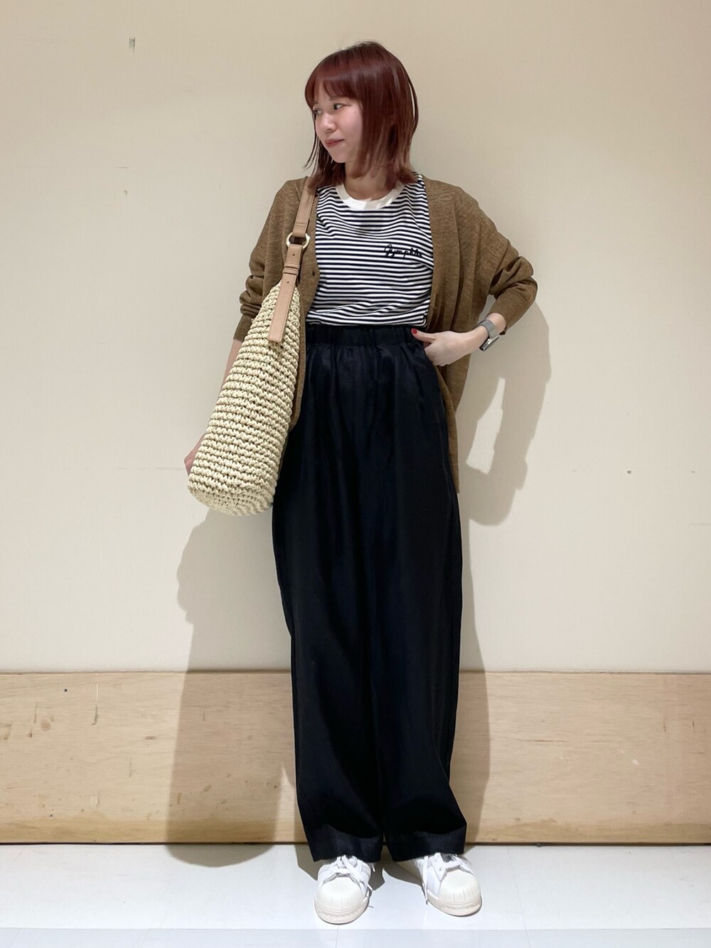 ホワイト系のTシャツ/カットソー、ホワイト系のスニーカー、ブラック系のその他パンツを着用したレディースの春コーディネートの3枚目の写真