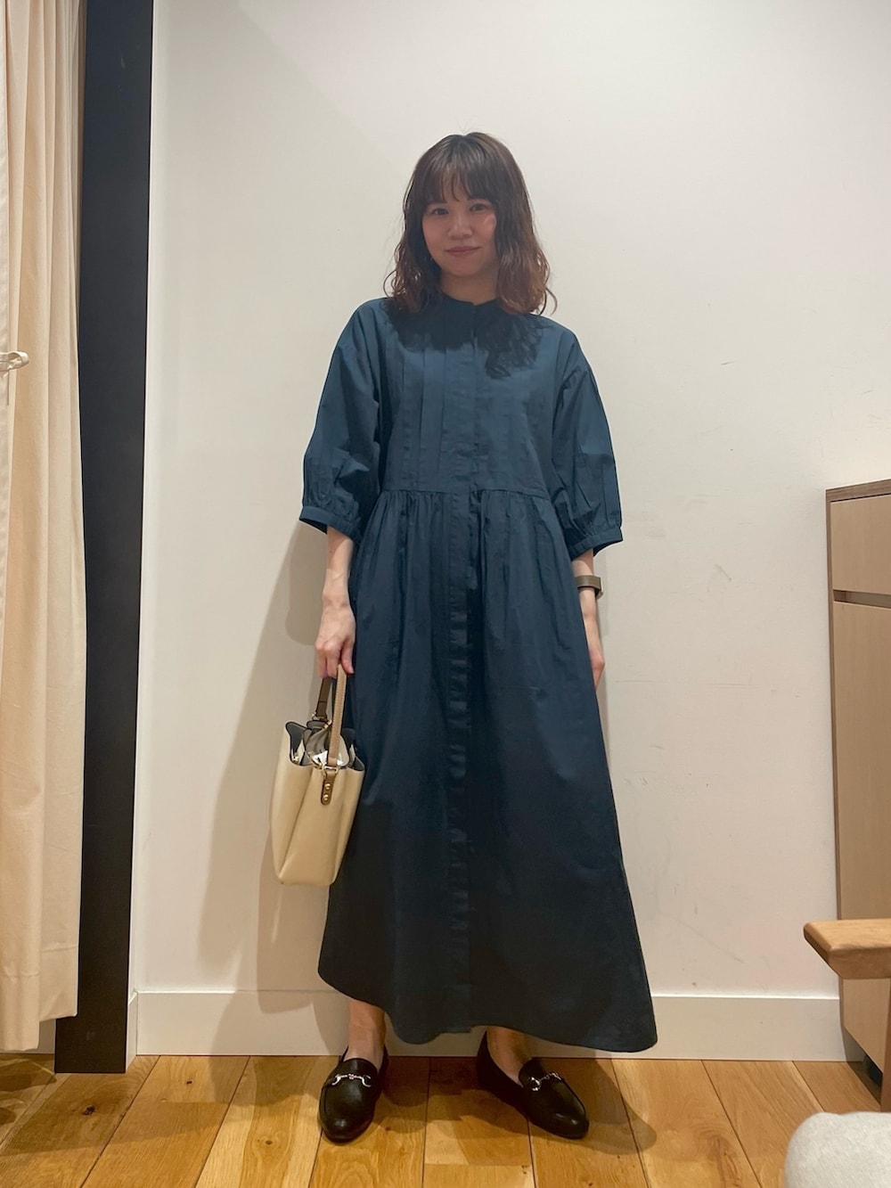 「URBAN RESEARCH DOORS、URBAN RESEARCH DOORS WOMENS、アーバンリサーチドアーズ、ワンピース、ブルー、シンプルコーデ、お出掛けコーデ、お出かけコーデ、休日スタイル、春夏コーデ、きれいめカジュアル、夏コーデ、デートコーデ、低身長コーデ、骨格ストレート」｜「URBAN RESEARCH DOORSのピンタックウエスト切替ワンピース（ワンピース、ブルー系）」を使った、ホンダ マユさん（レディース・152cm）の夏コーディネートの2枚目の写真