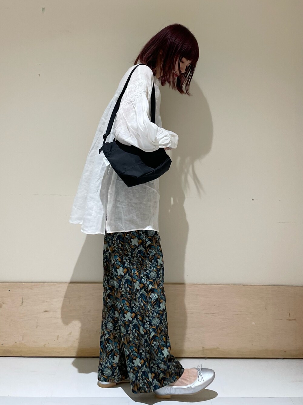 ブルー系のその他パンツ、ブラック系のショルダーバッグ、ホワイト系のシャツ/ブラウスを着用したレディースの春コーディネートの7枚目の写真