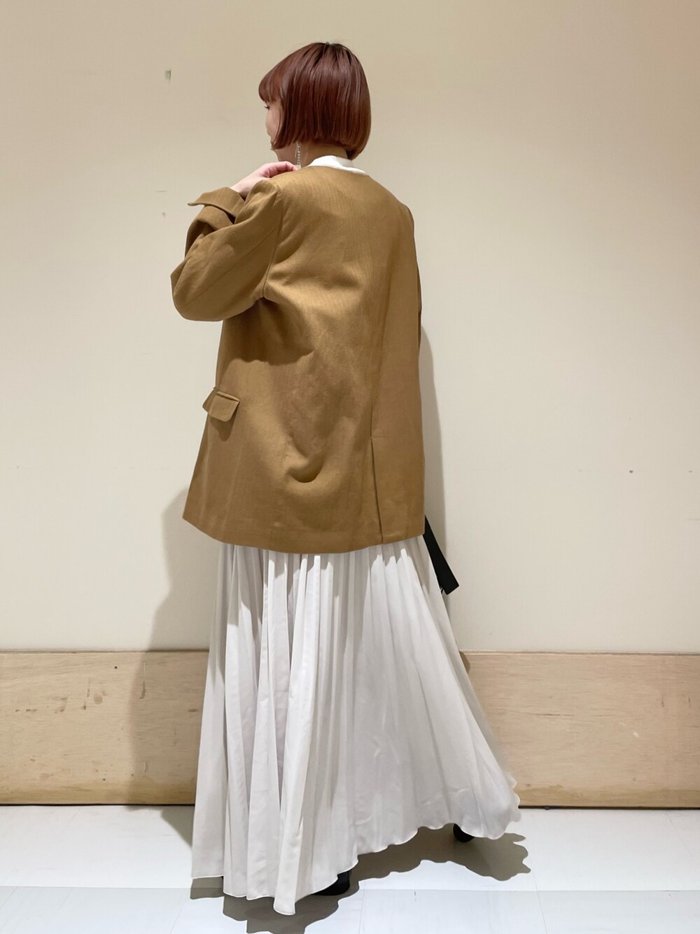 ベージュ系のノーカラージャケット、ブラック系のショルダーバッグ、ブラック系のバレエシューズを着用したレディースの春コーディネートの5枚目の写真